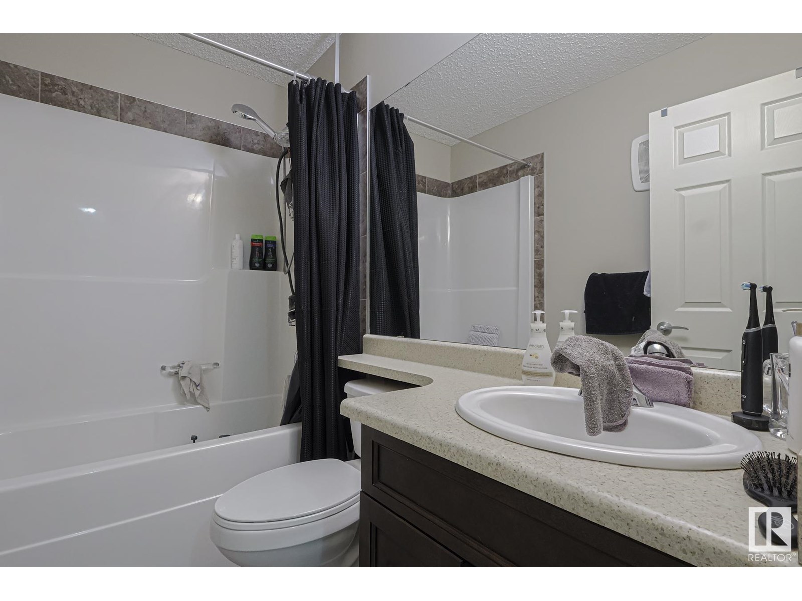 Photo 21 of 43 14621 121 St Nw, Edmonton AB
