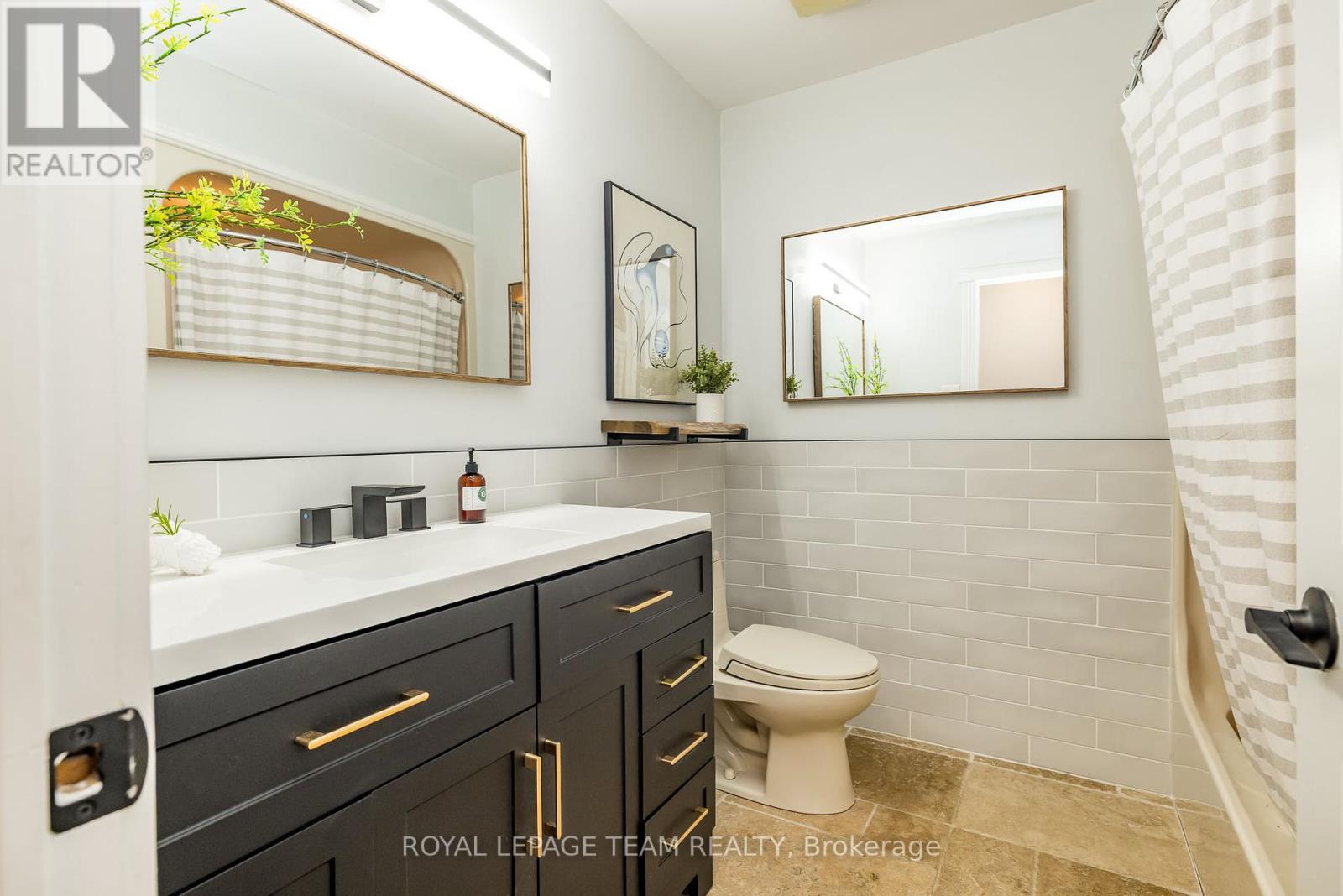 Photo 2 of 1216 A River Road, Ottawa ON