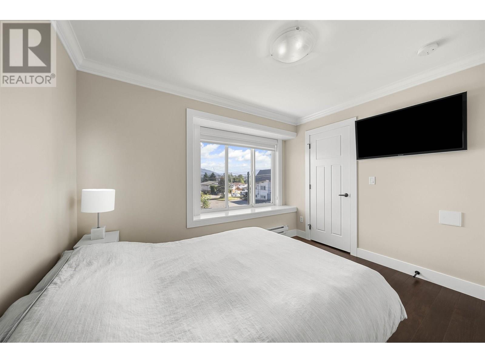 Photo 9 of 2 4685 Canada Way, Burnaby BC