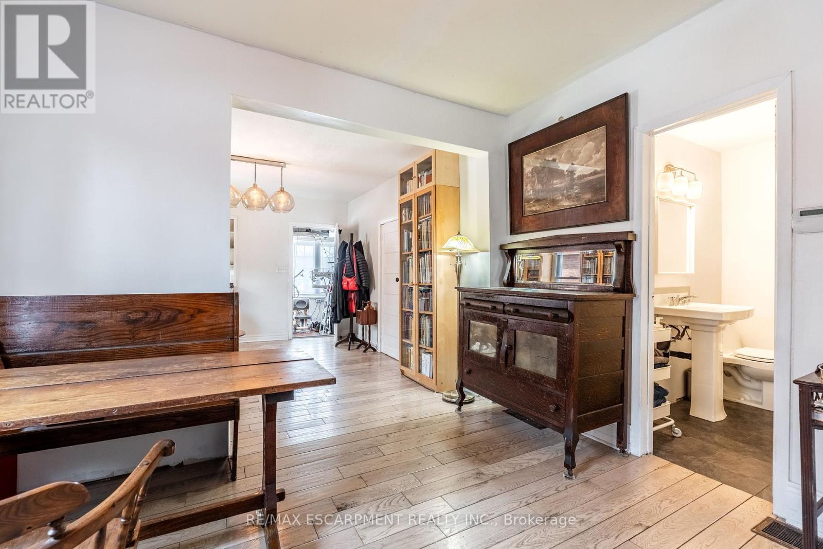 Photo 5 of 144 Dufferin Street E, St Catharines ON