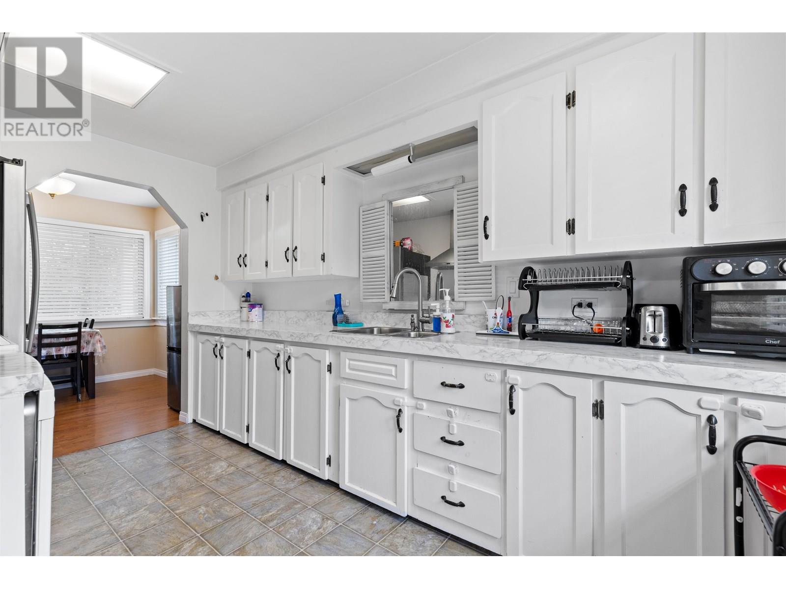 Photo 3 of 12121 228 Street, Maple Ridge BC