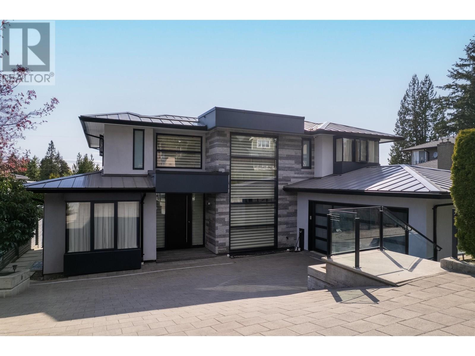 Photo 1 of 925 Beaumont Drive, North Vancouver BC