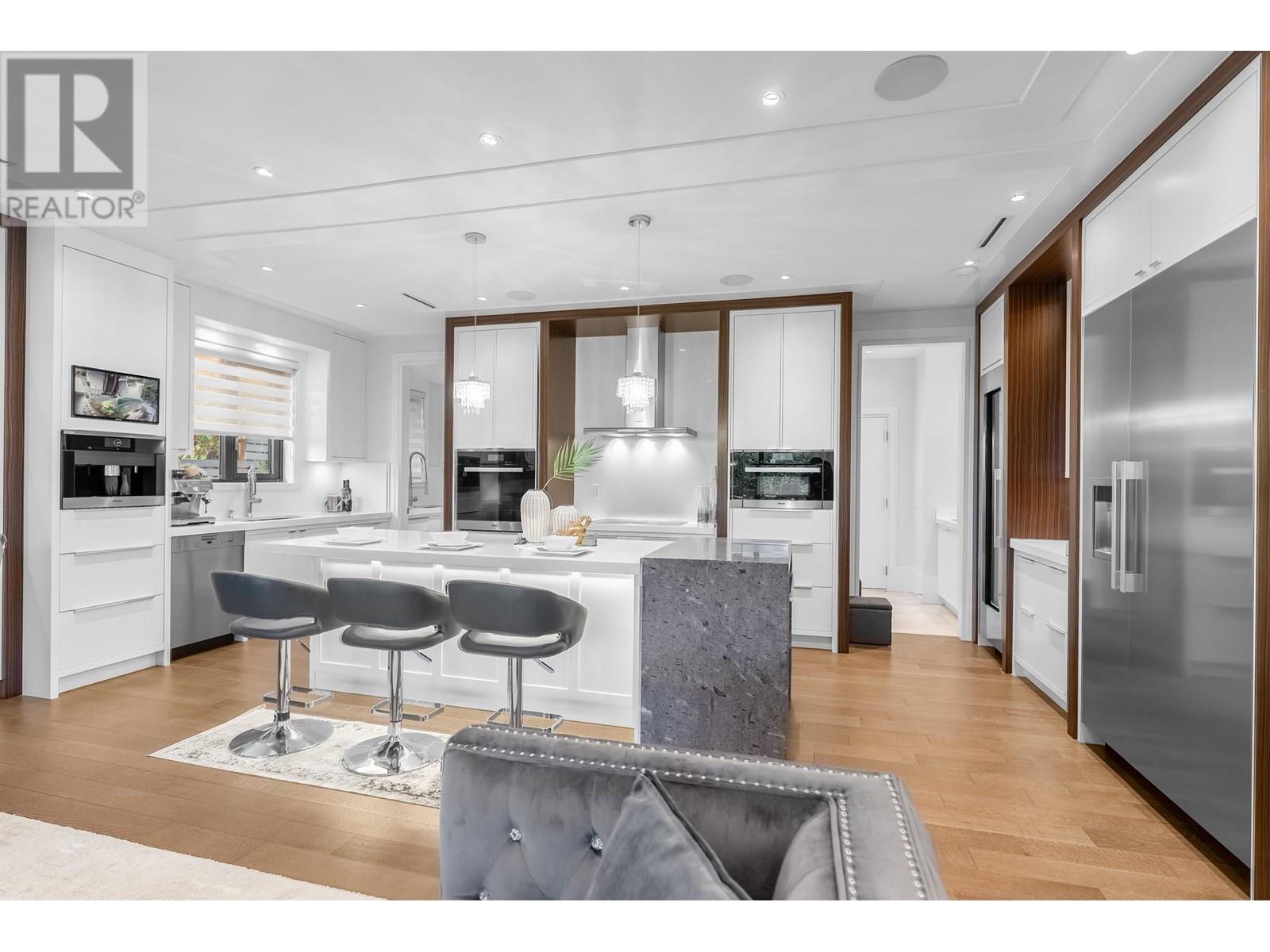Photo 10 of 925 Beaumont Drive, North Vancouver BC