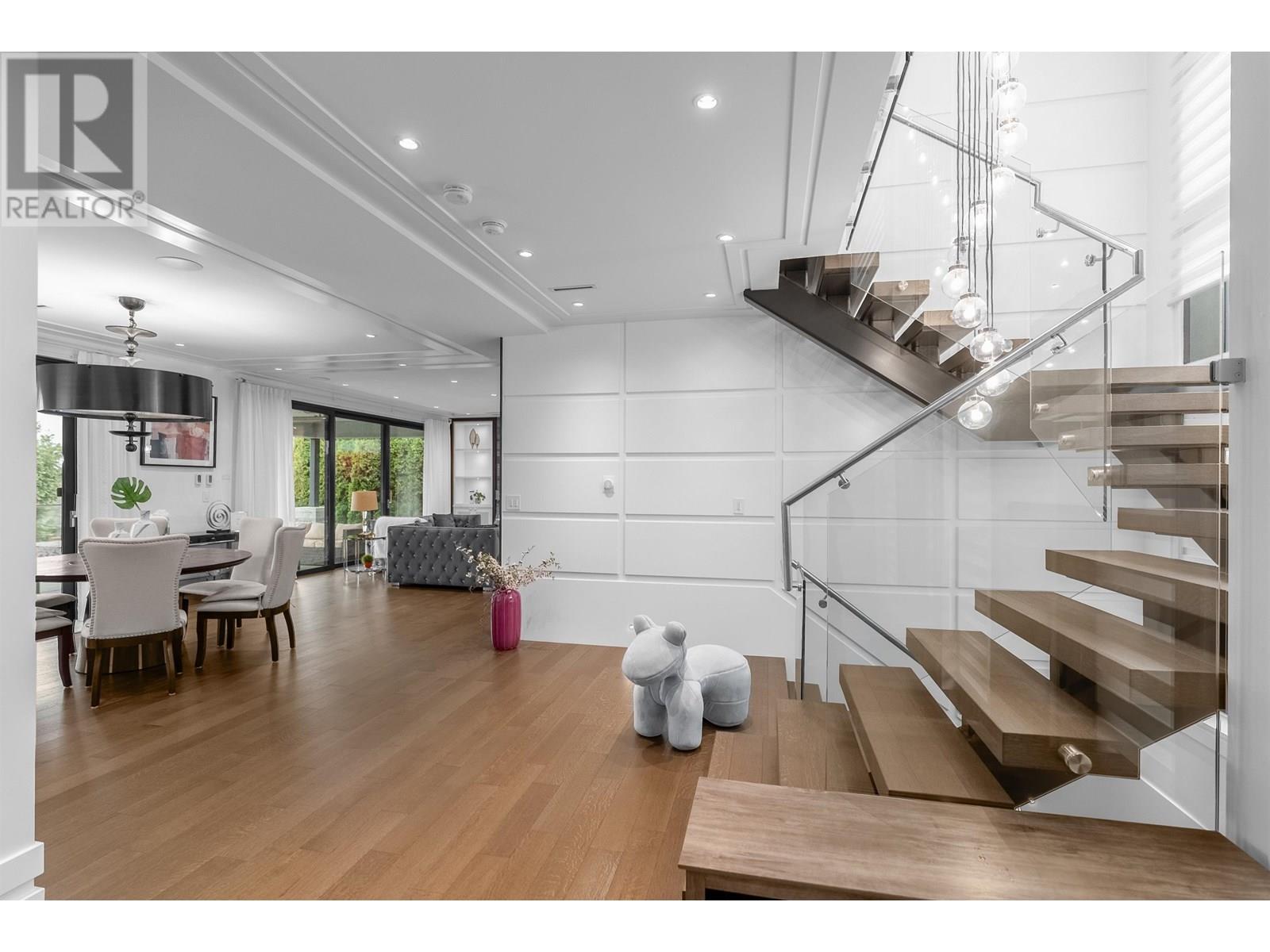 Photo 5 of 925 Beaumont Drive, North Vancouver BC