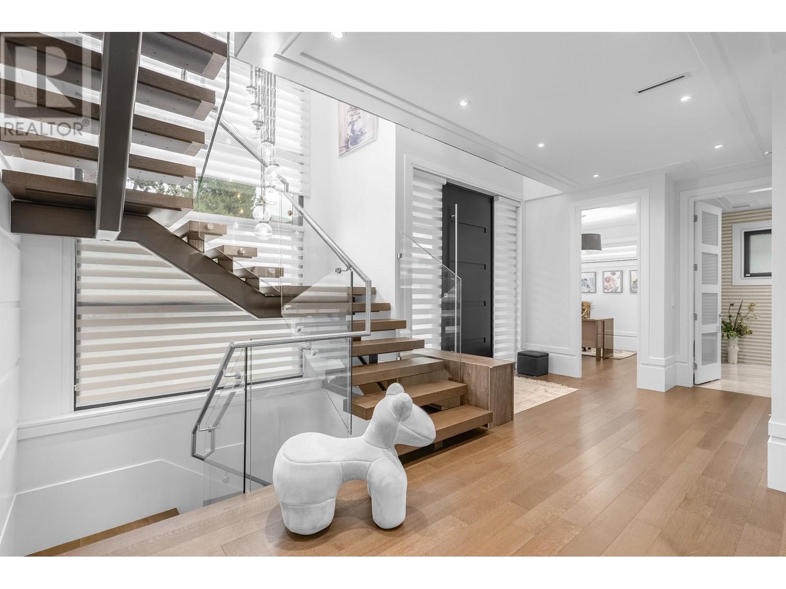 Photo 6 of 925 Beaumont Drive, North Vancouver BC
