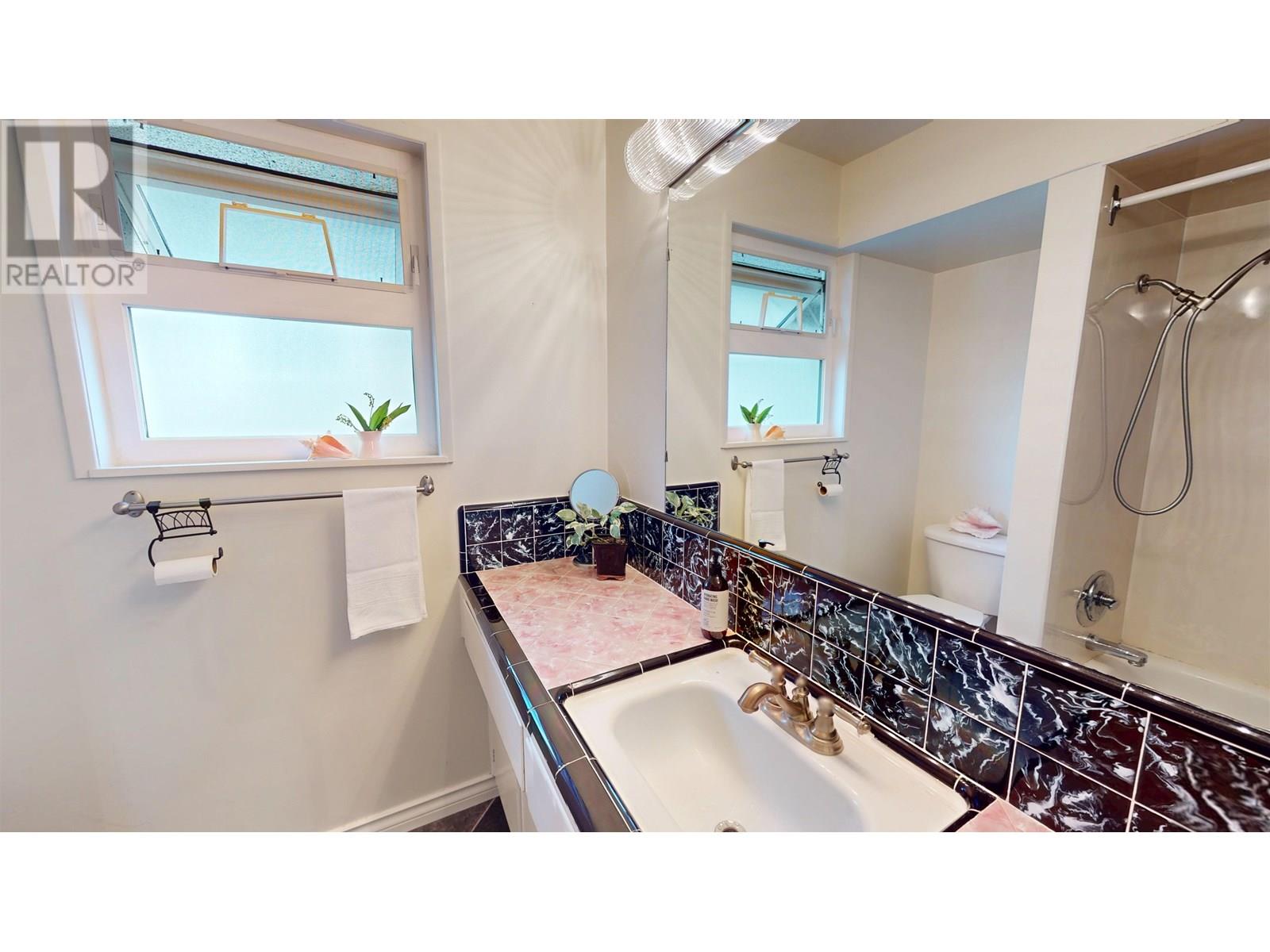 Photo 12 of 483 E 31st Avenue, Vancouver BC