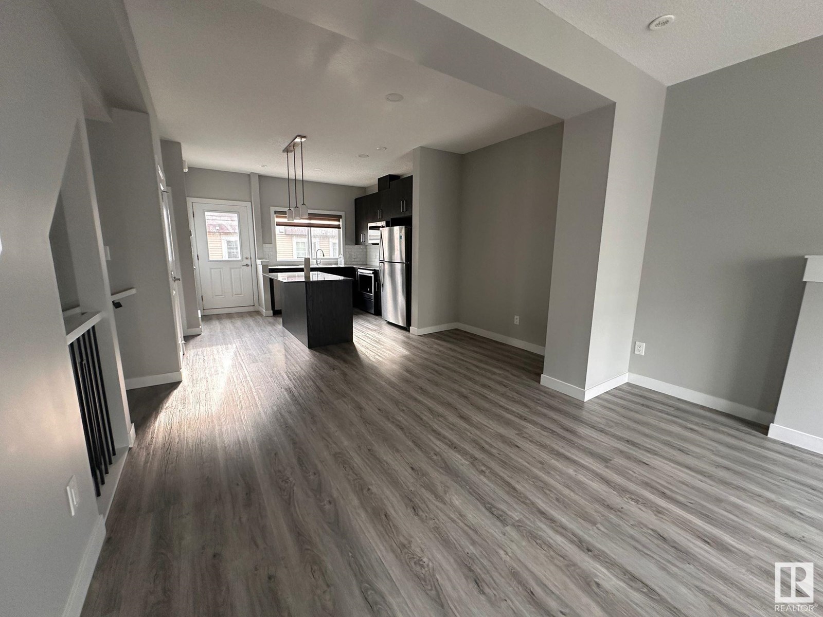 Photo 7 of 2215 24 St Nw, Edmonton AB