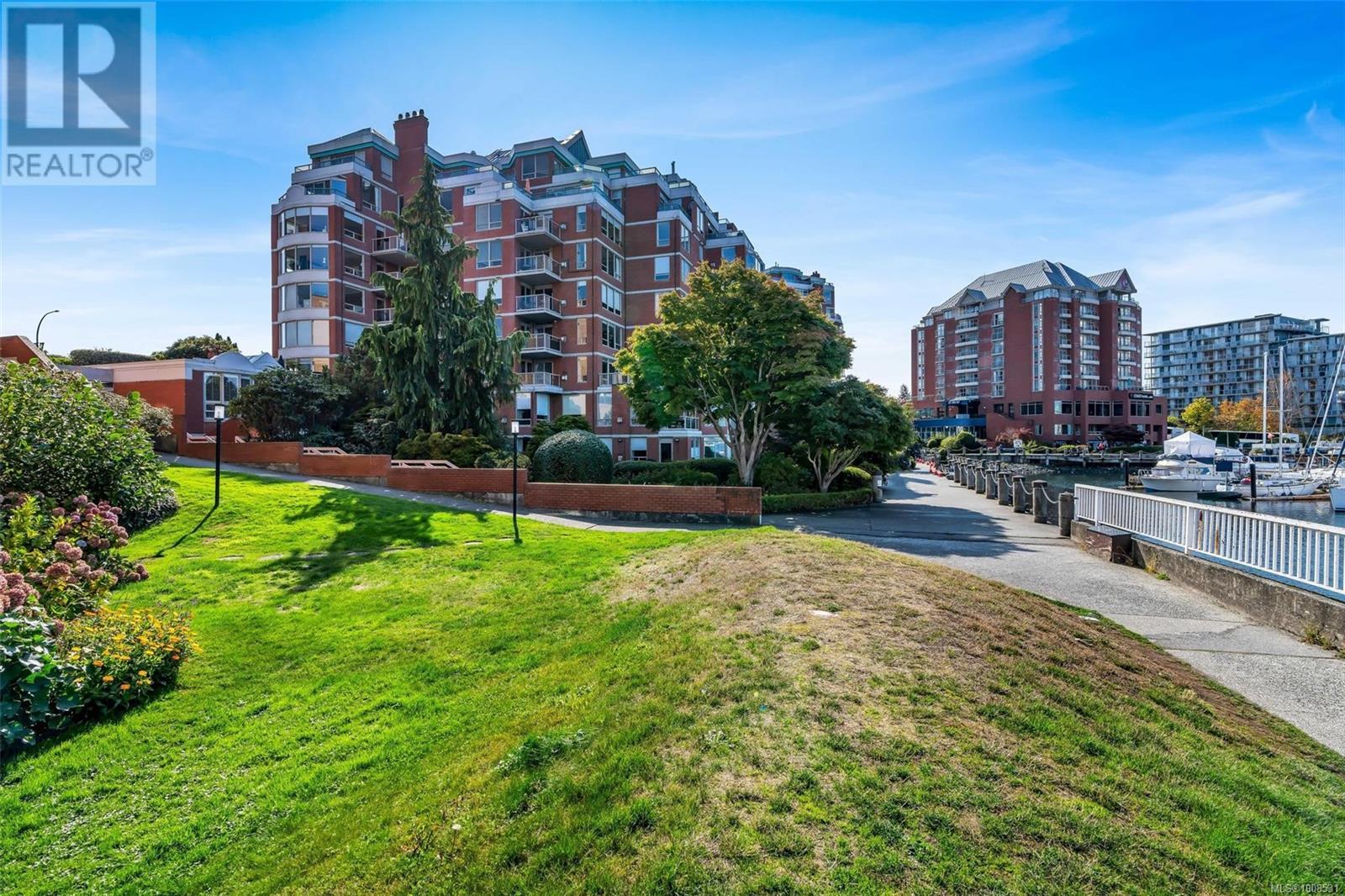 Photo 14 of 105 636 Montreal St, Victoria BC