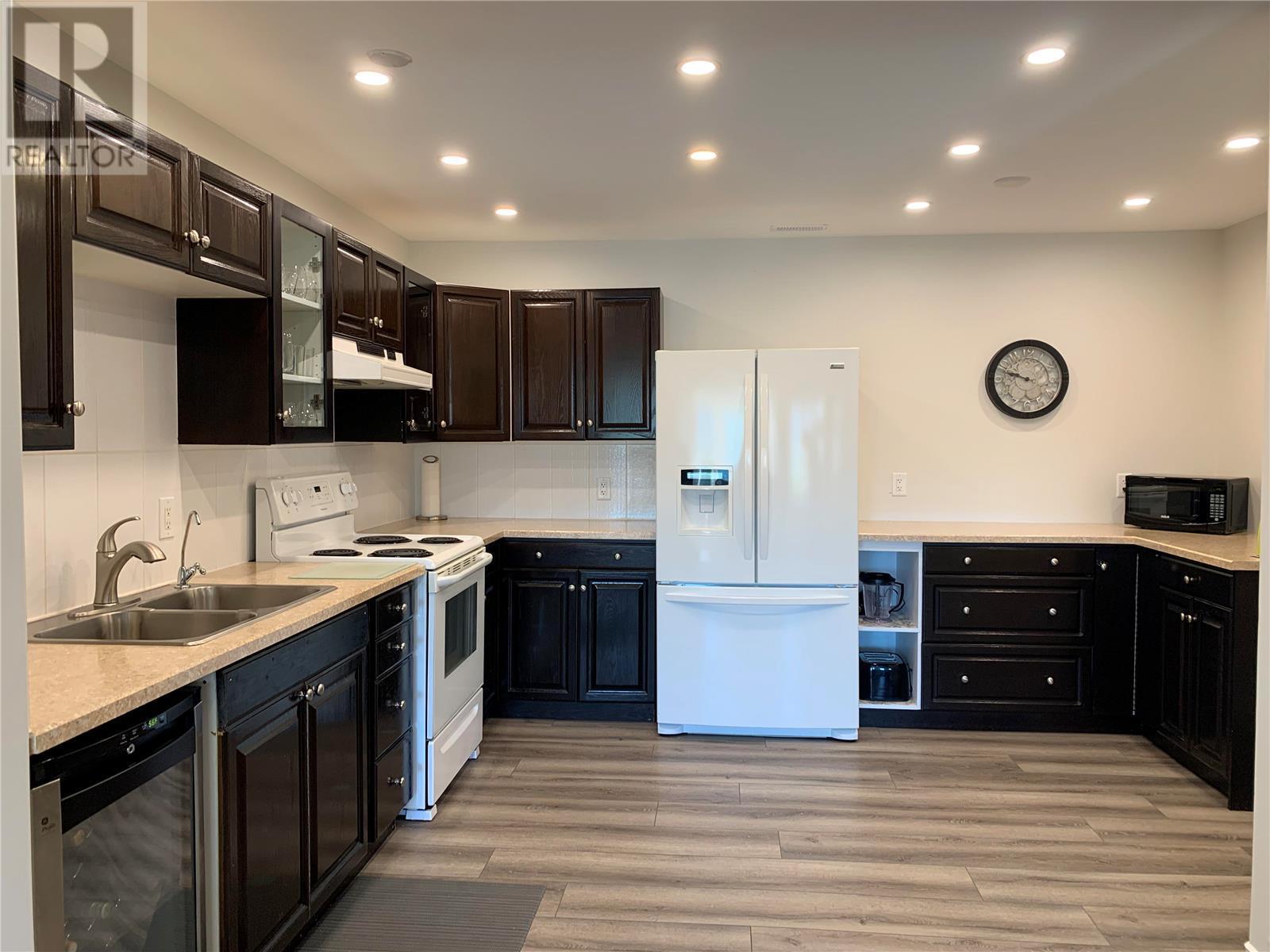  573 Spruceview Place North, Kelowna