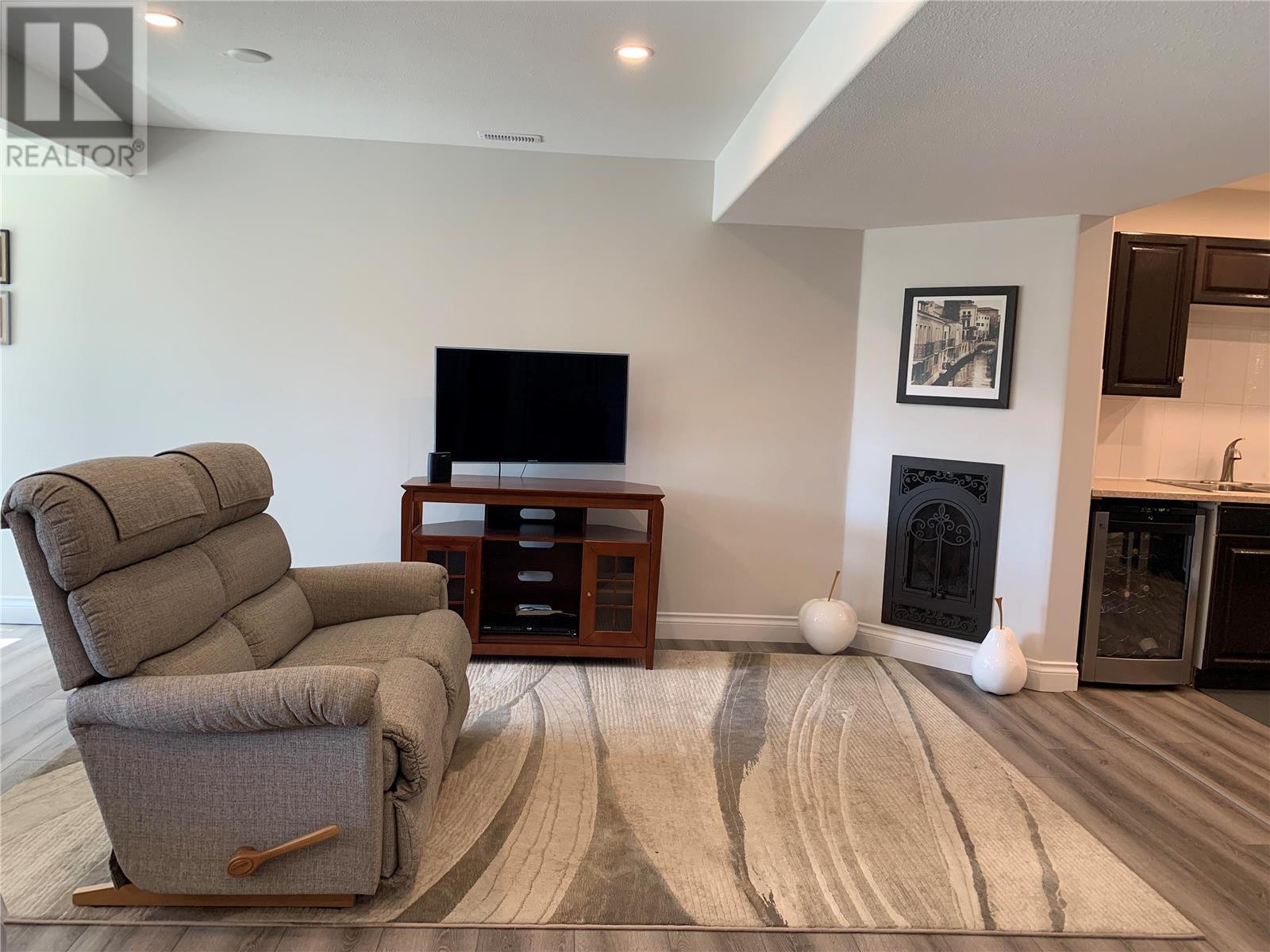  573 Spruceview Place North, Kelowna