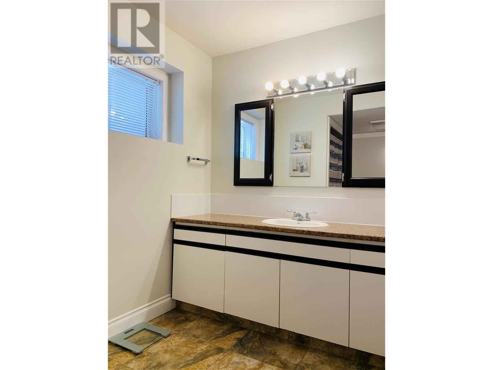  573 Spruceview Place North, Kelowna