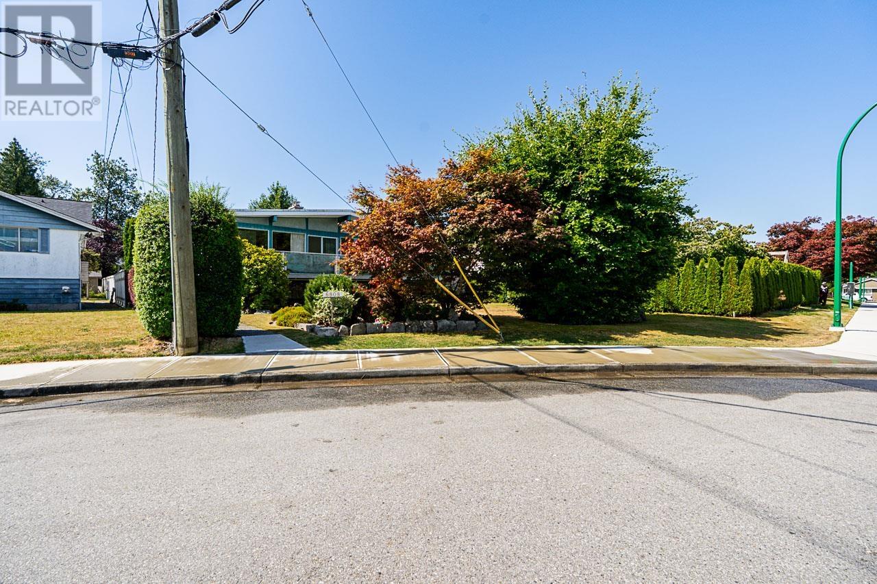 Photo 32 of 6808 Yeovil Place, Burnaby BC