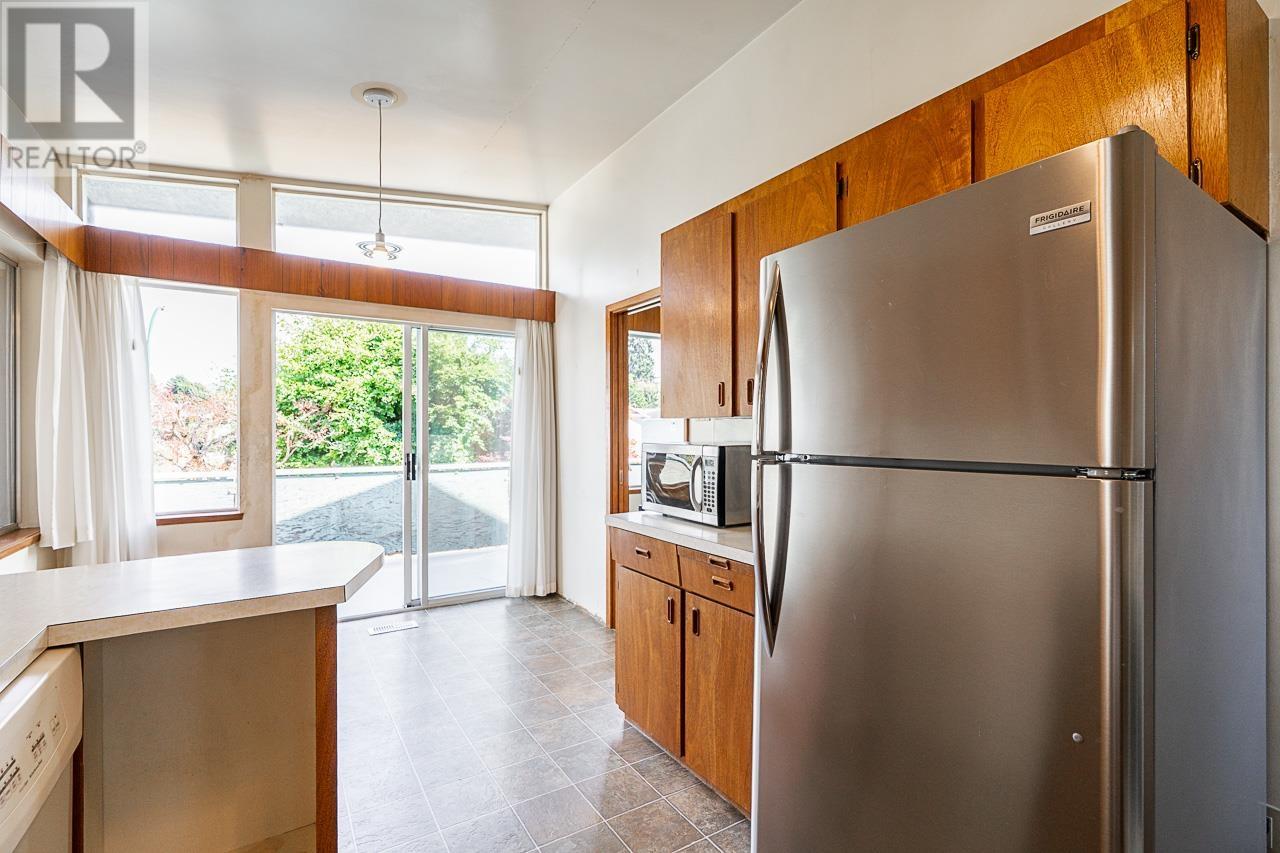Photo 11 of 6808 Yeovil Place, Burnaby BC