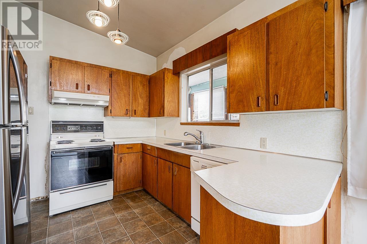 Photo 10 of 6808 Yeovil Place, Burnaby BC