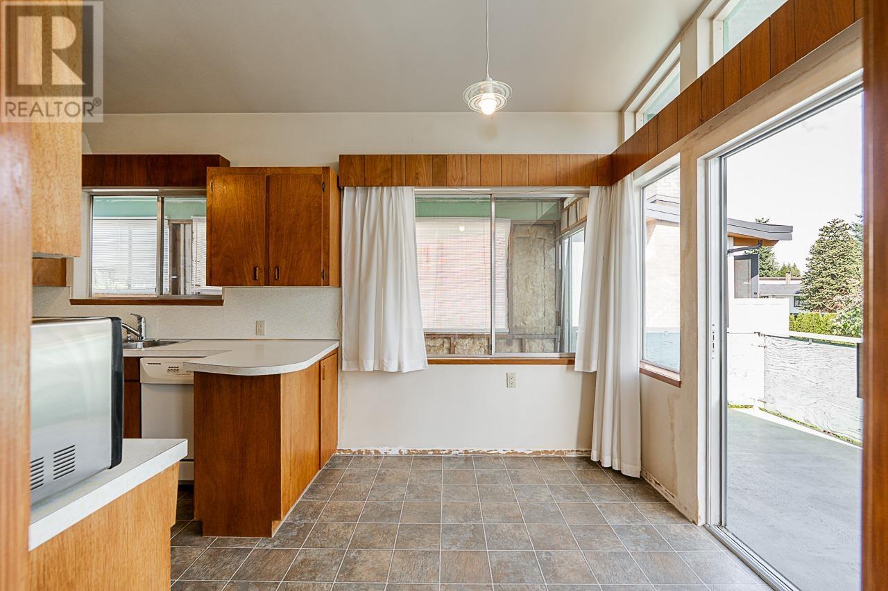 Photo 8 of 6808 Yeovil Place, Burnaby BC