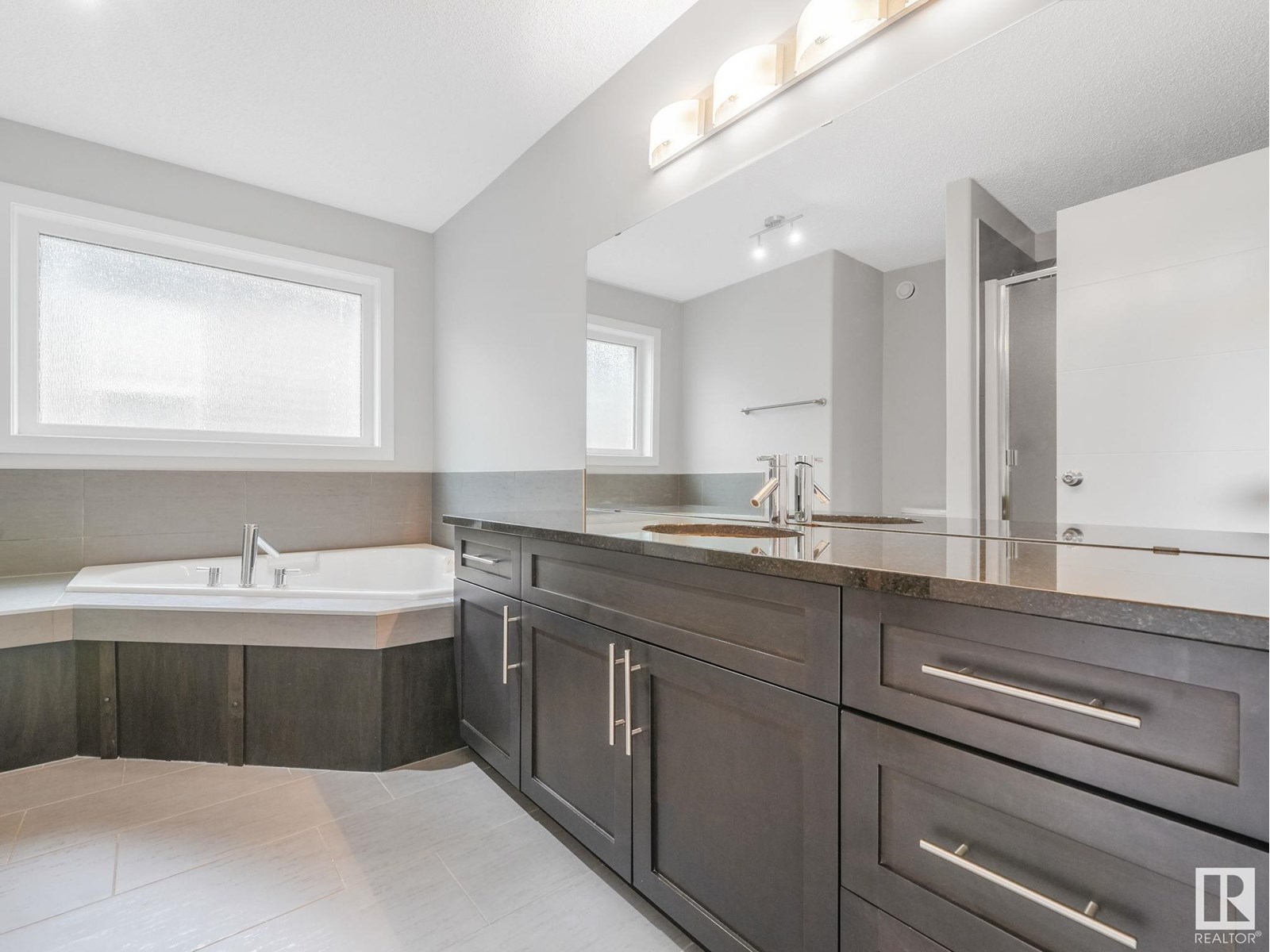 Photo 40 of 21823 80 Av Nw, Edmonton AB