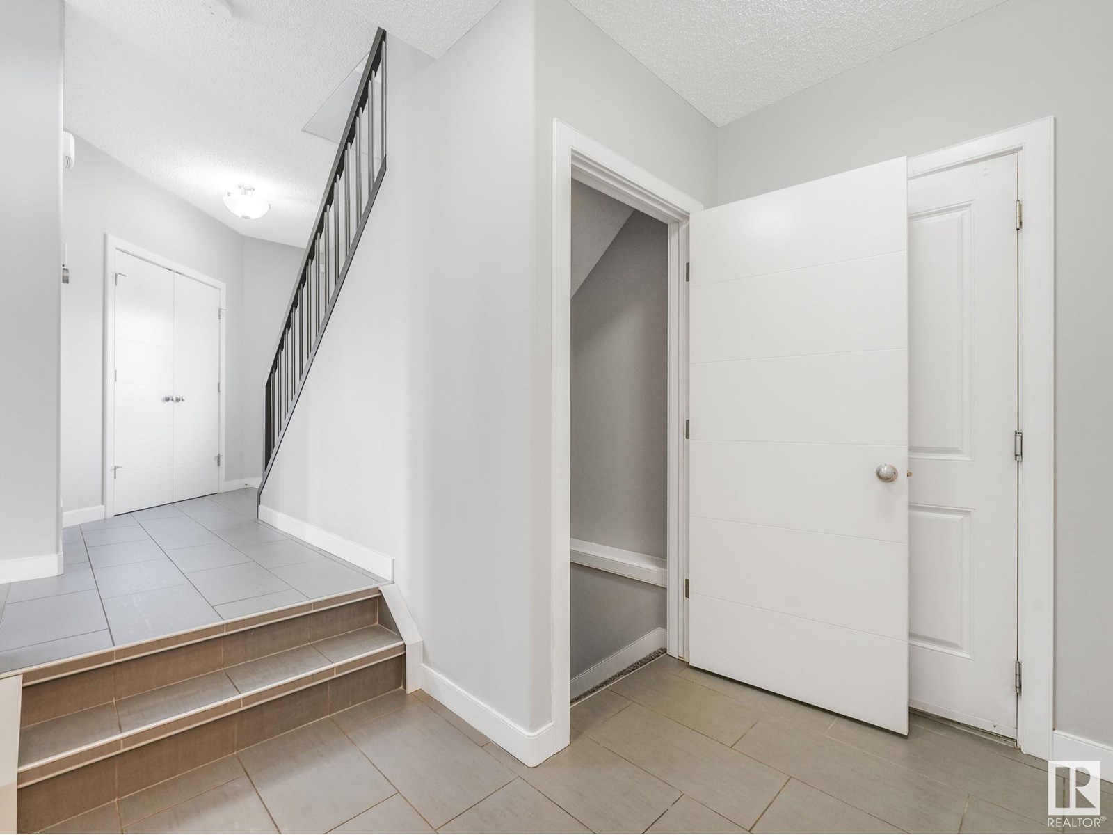 Photo 9 of 21823 80 Av Nw, Edmonton AB