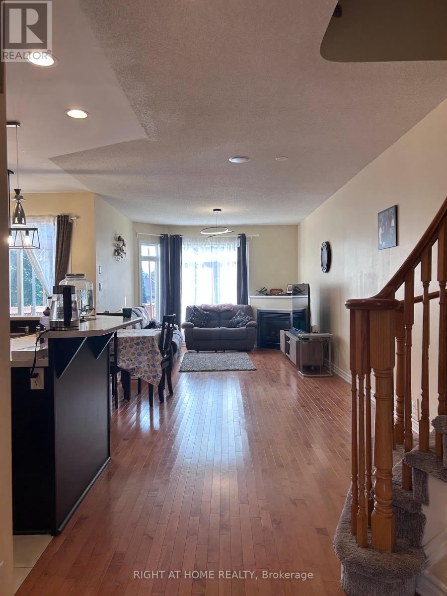 Photo 5 of 253 Waymark Crescent, Ottawa ON