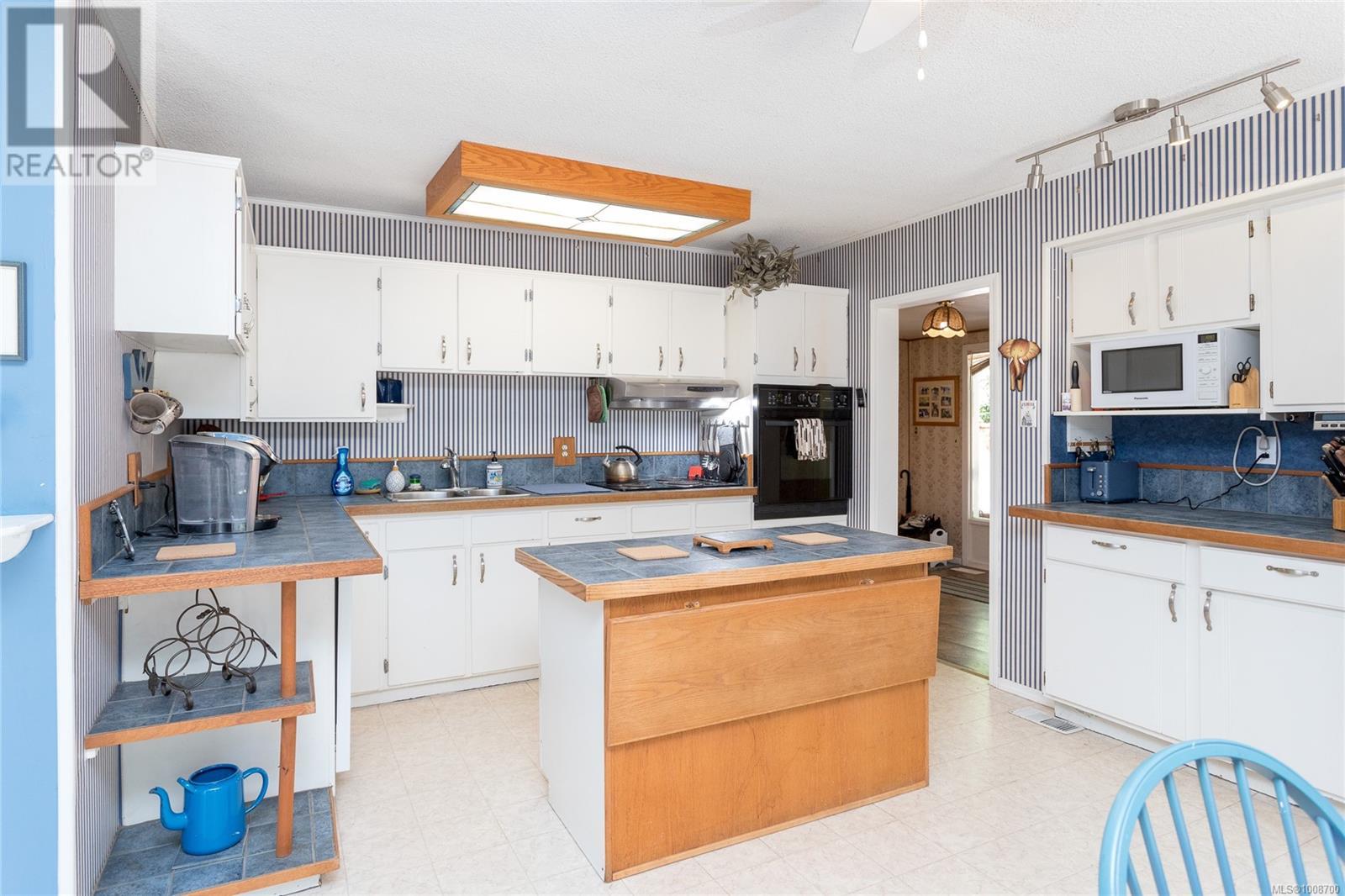 Photo 18 of 1080 Allgard Rd, Qualicum Beach BC