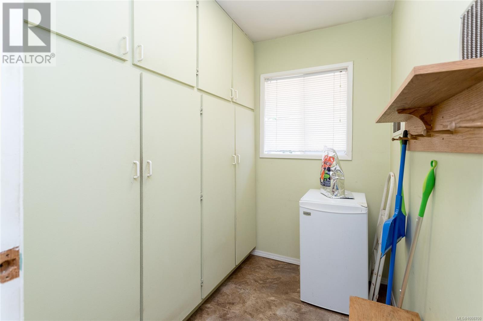 Photo 10 of 1080 Allgard Rd, Qualicum Beach BC