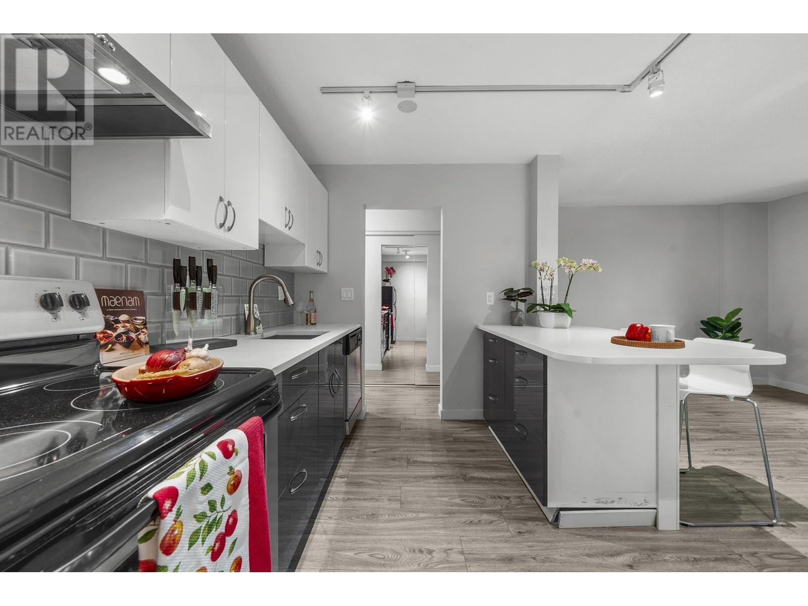 Photo 4 of 104 2920 Ash Street, Vancouver BC