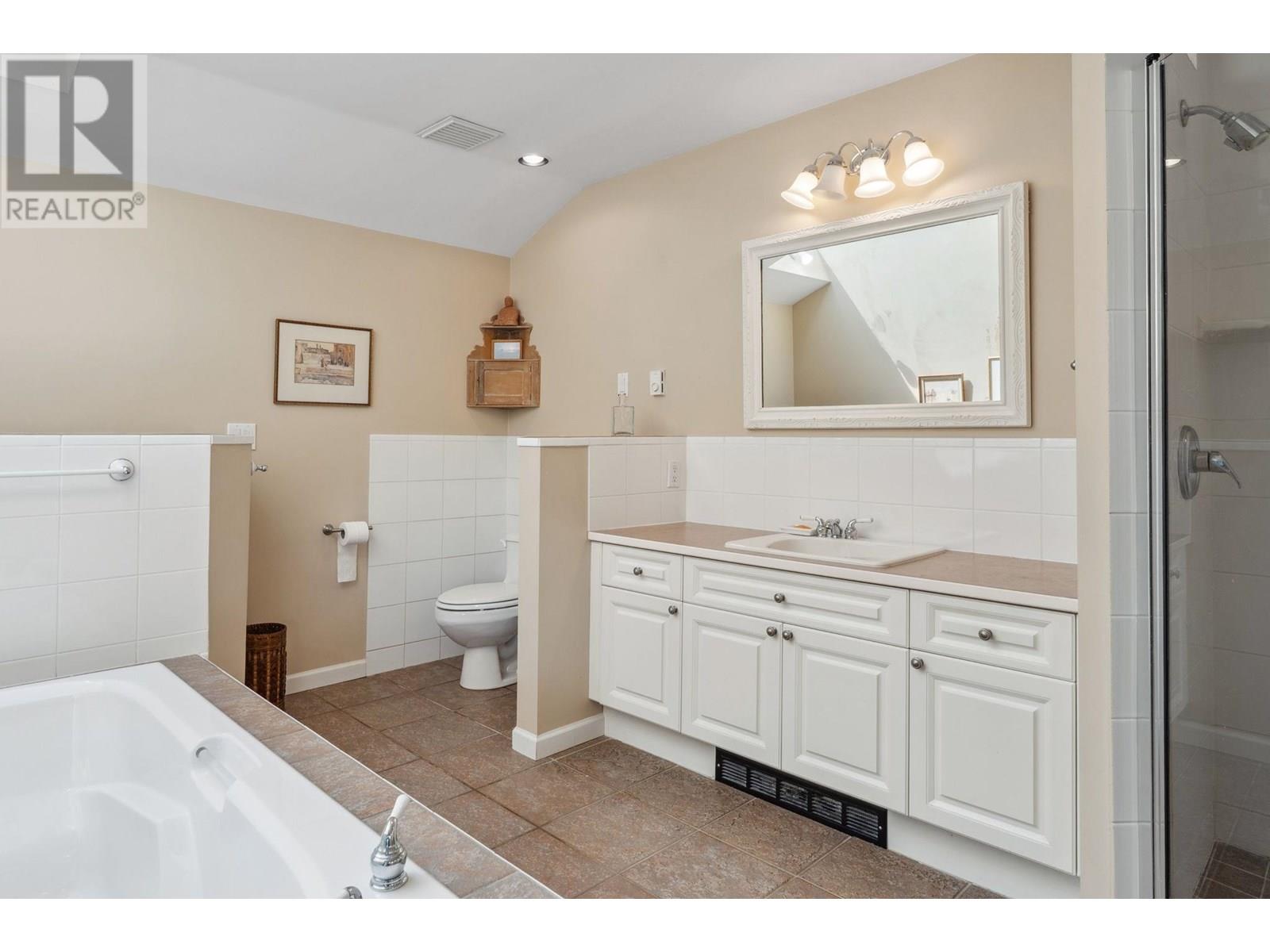 Photo 4 of 5207 Aspen Drive, West Vancouver BC