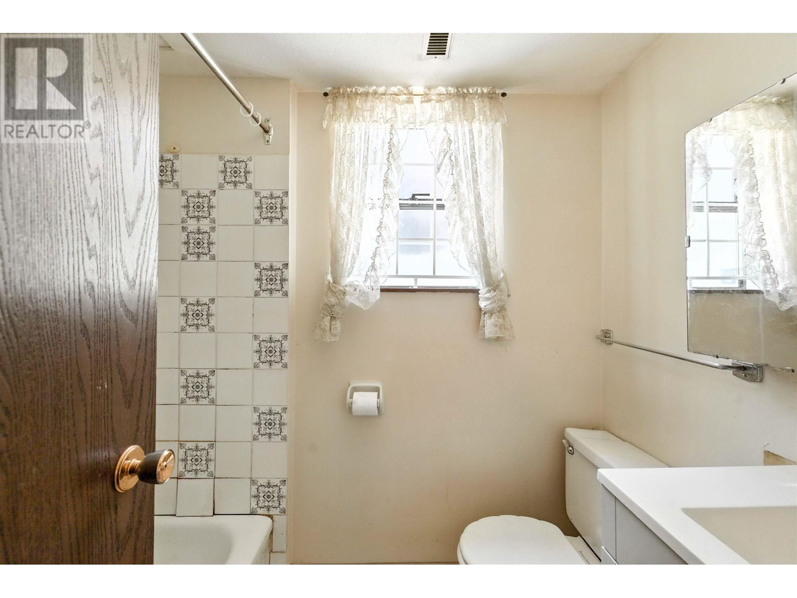 Photo 10 of 1362 Phillips Avenue, Burnaby BC
