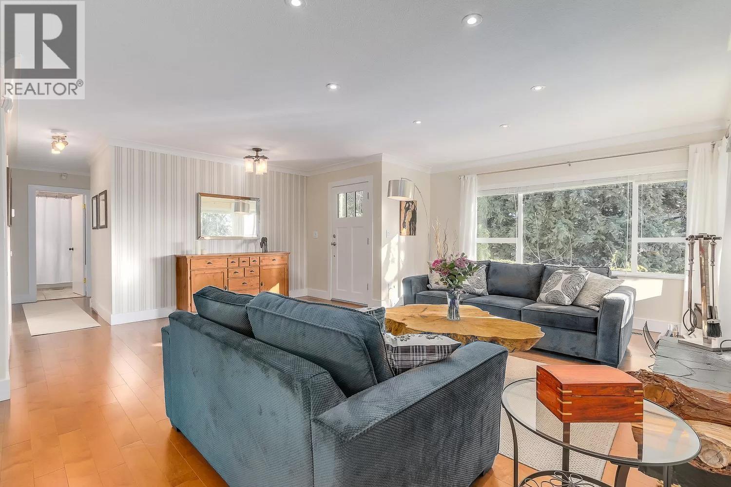 Photo 7 of 3129 Princess Avenue, North Vancouver BC