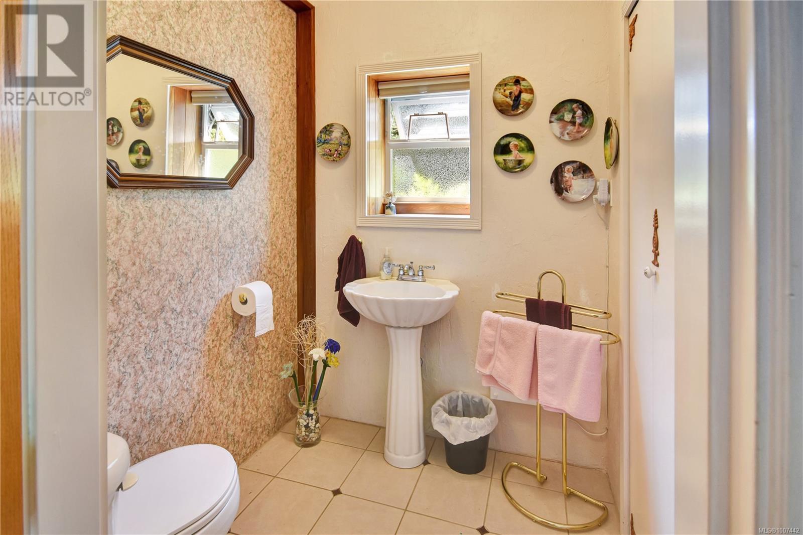 697 Crestwood Rd, Gabriola Island