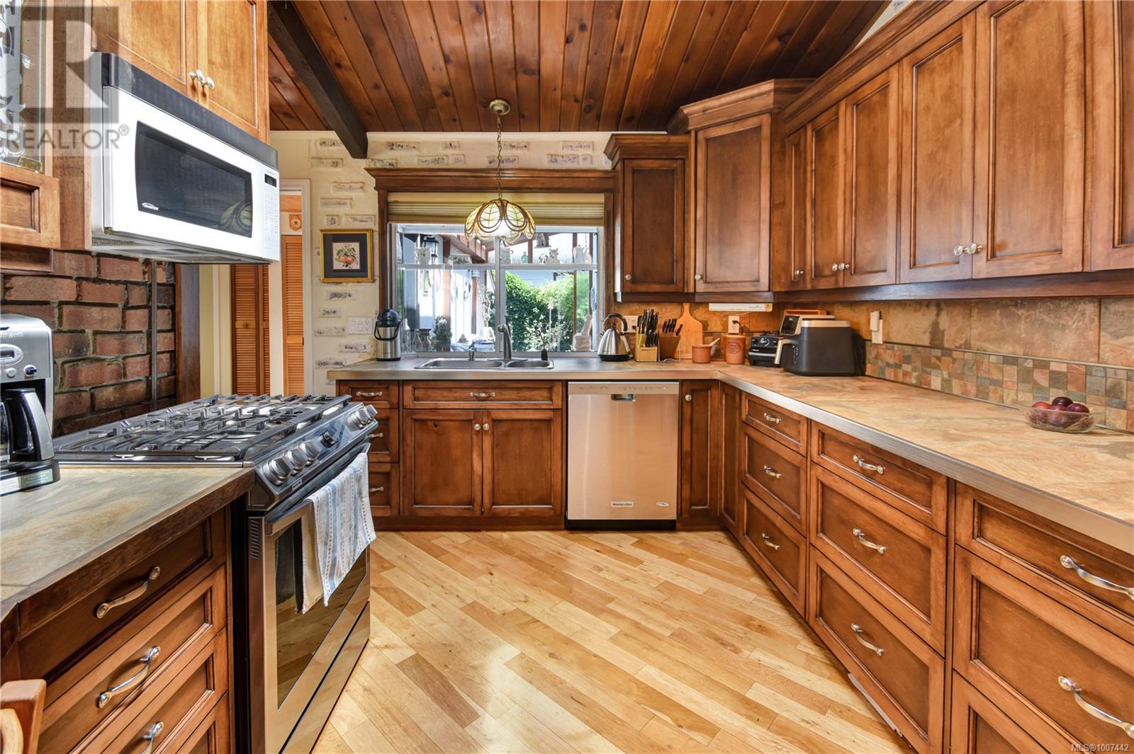 697 Crestwood Rd, Gabriola Island