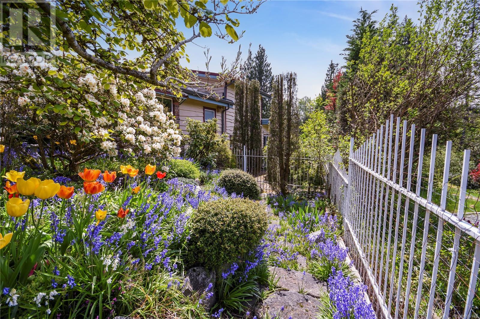 697 Crestwood Rd, Gabriola Island