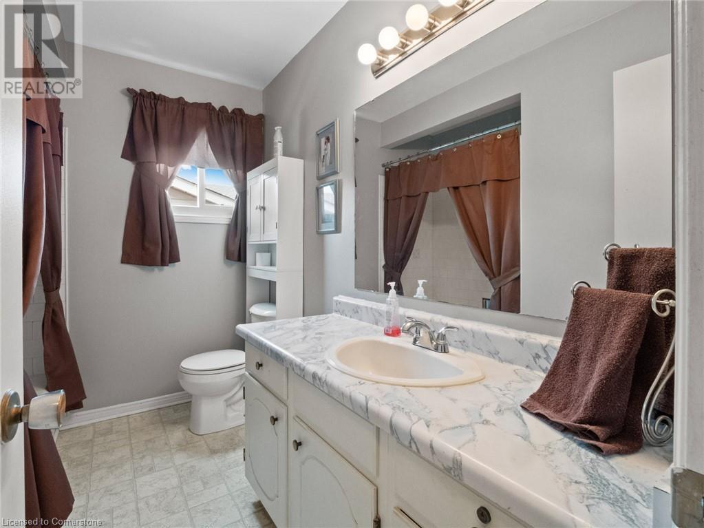Photo 12 of 36 Robert Street, Welland ON