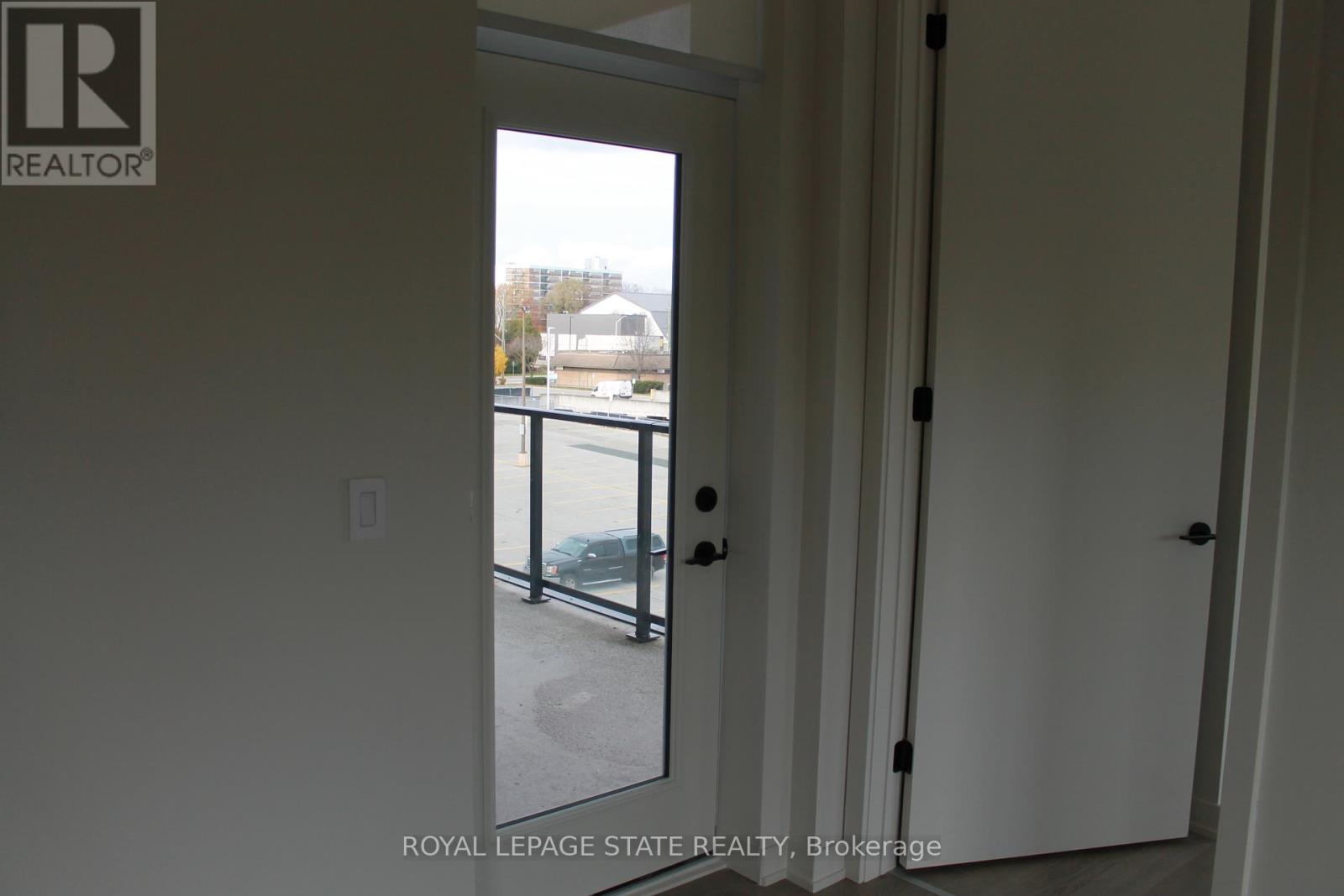 Photo 19 of 315 123 Maurice Drive, Oakville ON