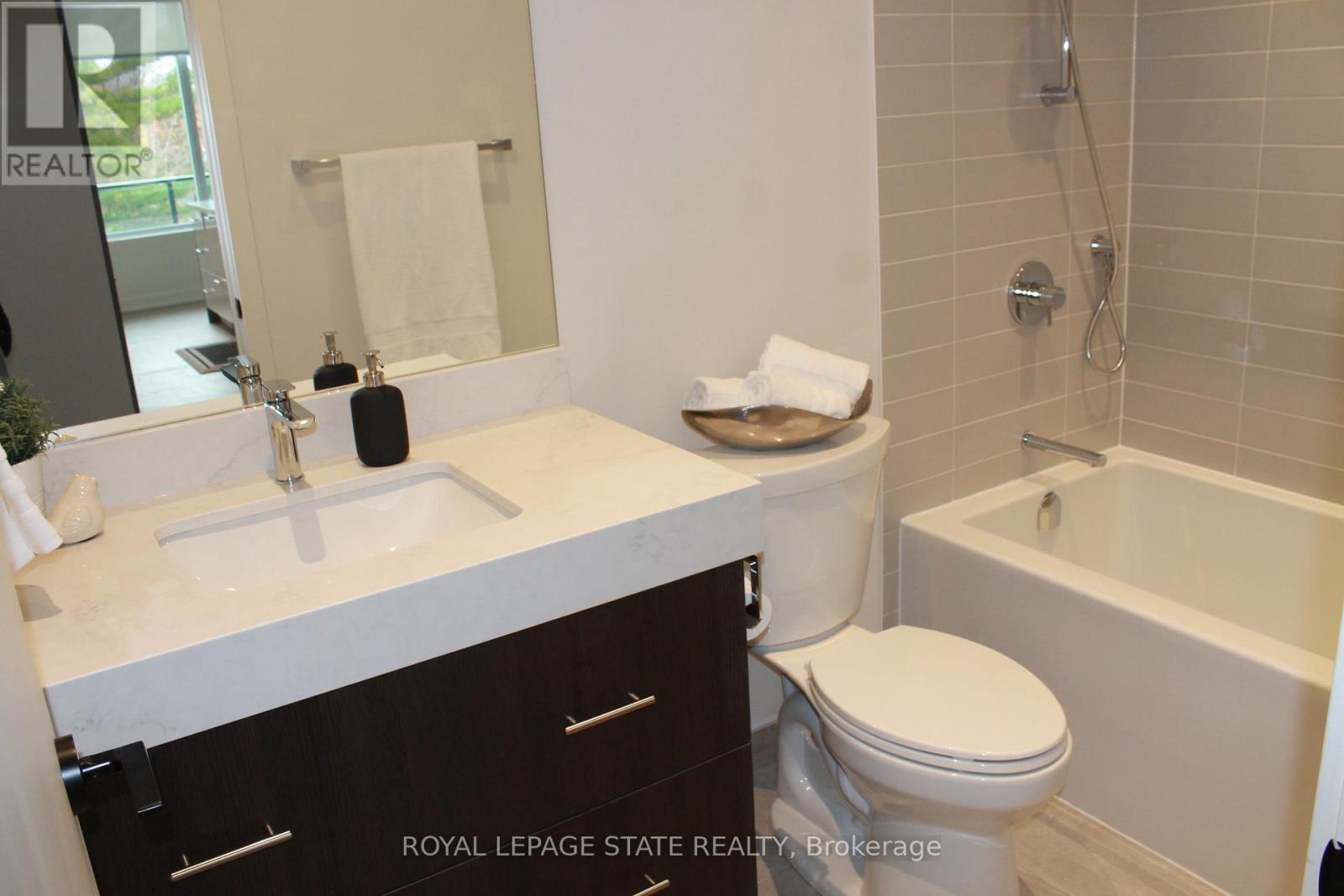 Photo 8 of 315 123 Maurice Drive, Oakville ON