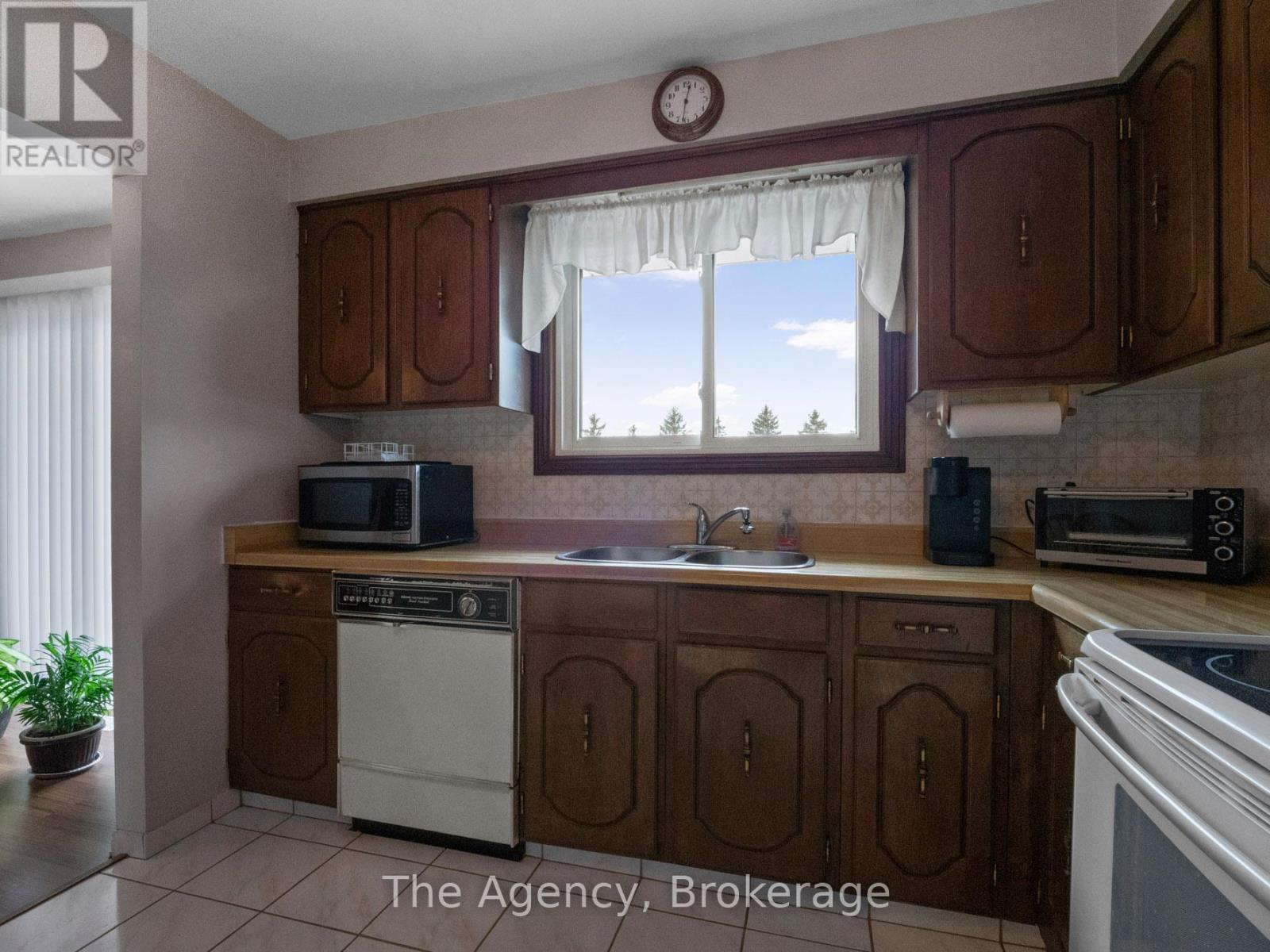 Photo 12 of 36 Robert Street, Welland ON