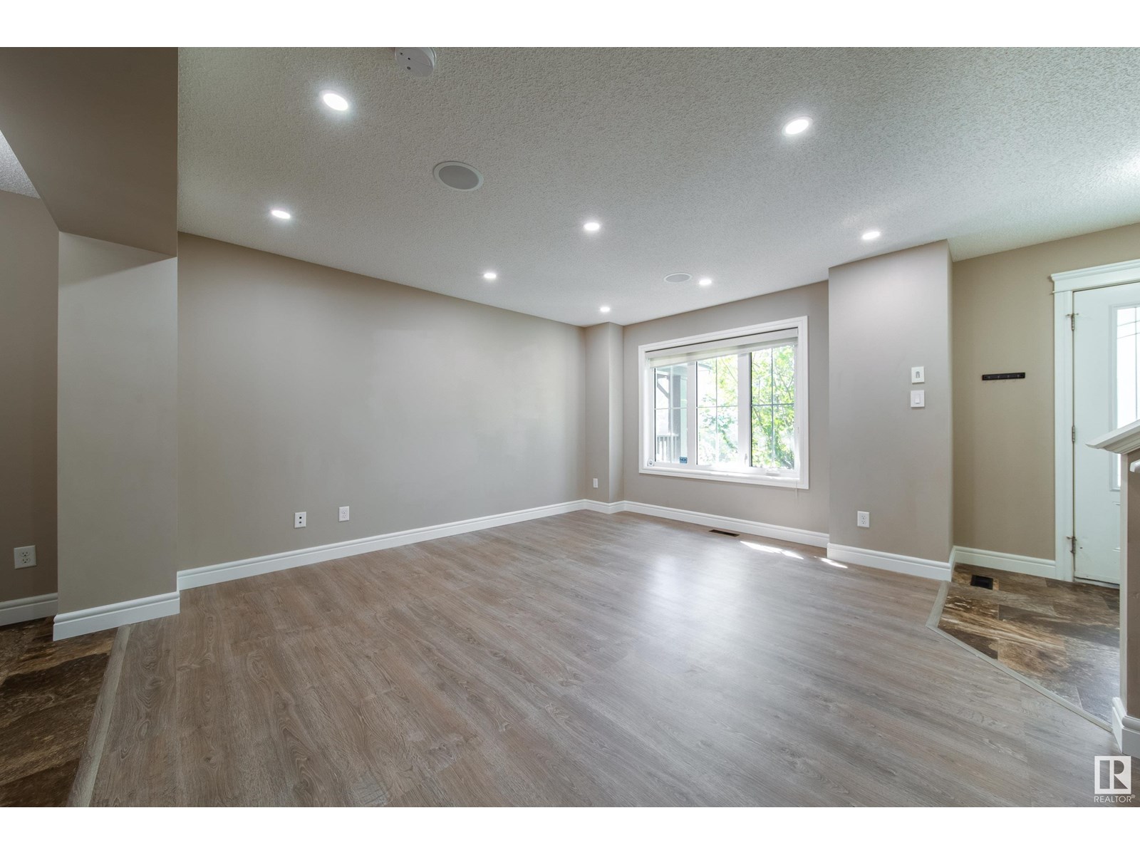 Photo 2 of 162 Desrochers Ga Sw, Edmonton AB