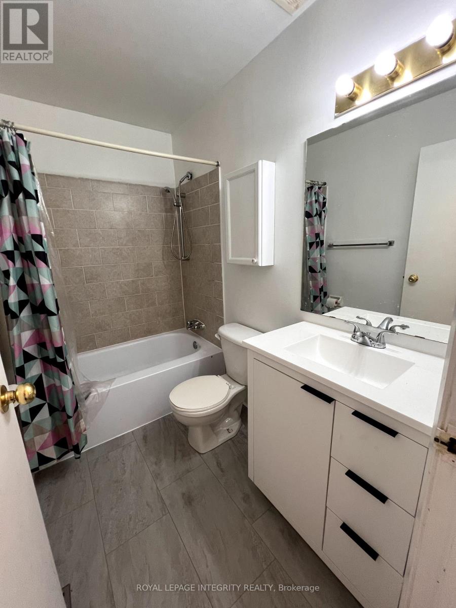 Photo 5 of 1826 Stonehenge Crescent, Ottawa ON