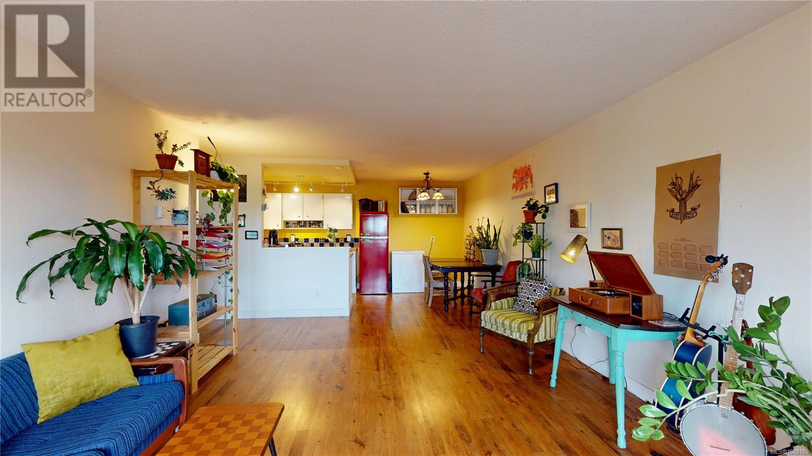 Photo 4 of 203 1012 Pakington St, Victoria BC