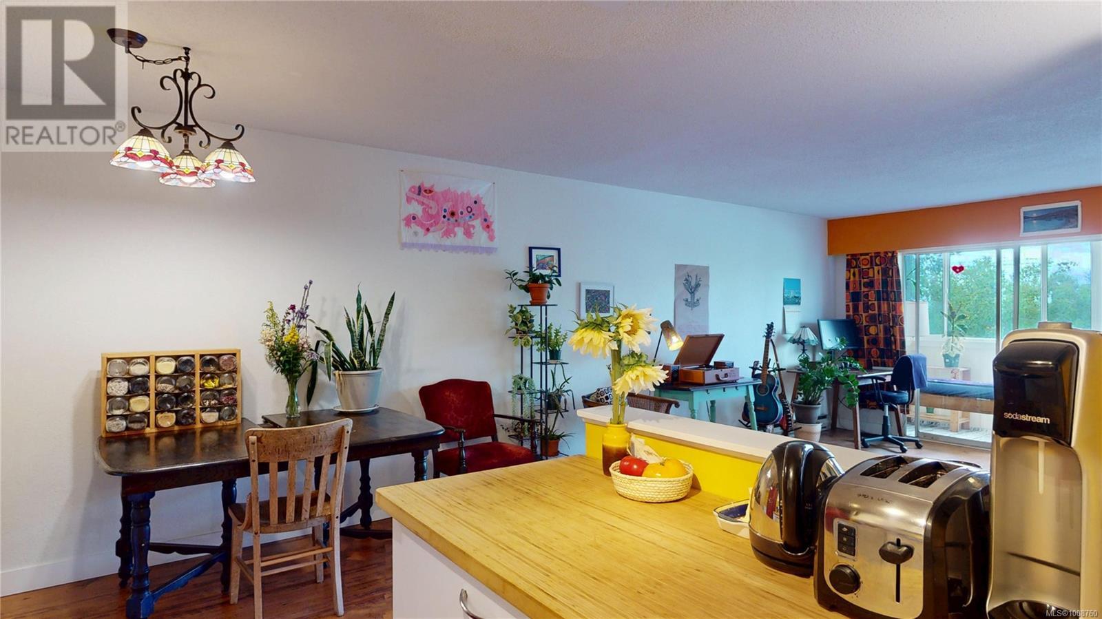Photo 9 of 203 1012 Pakington St, Victoria BC