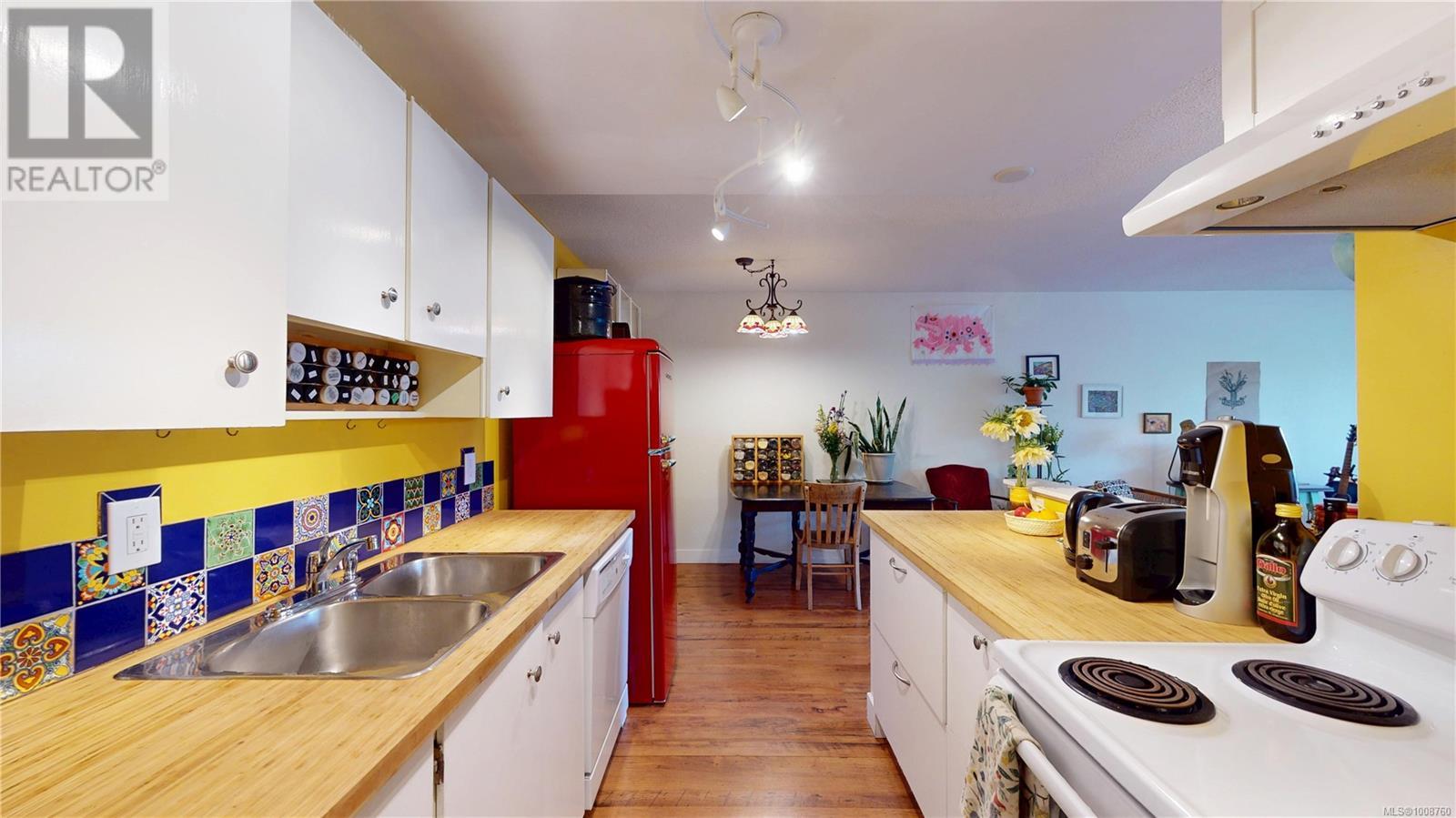 Photo 3 of 203 1012 Pakington St, Victoria BC