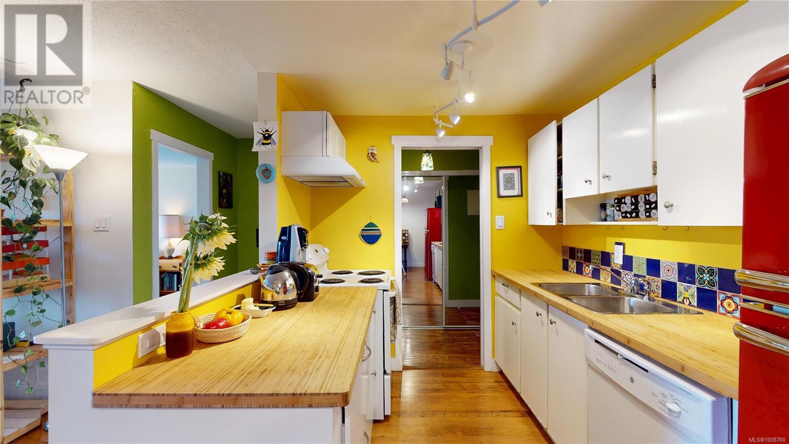 Photo 10 of 203 1012 Pakington St, Victoria BC