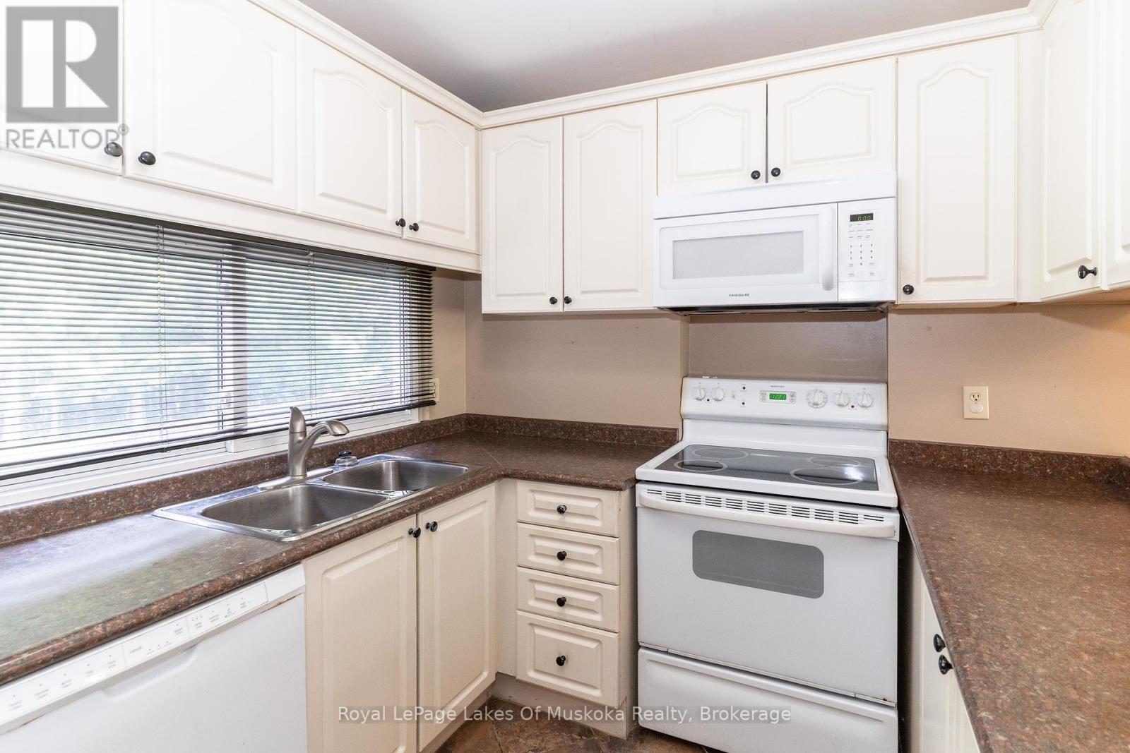 Photo 15 of 11 26 Herman Avenue, Huntsville ON