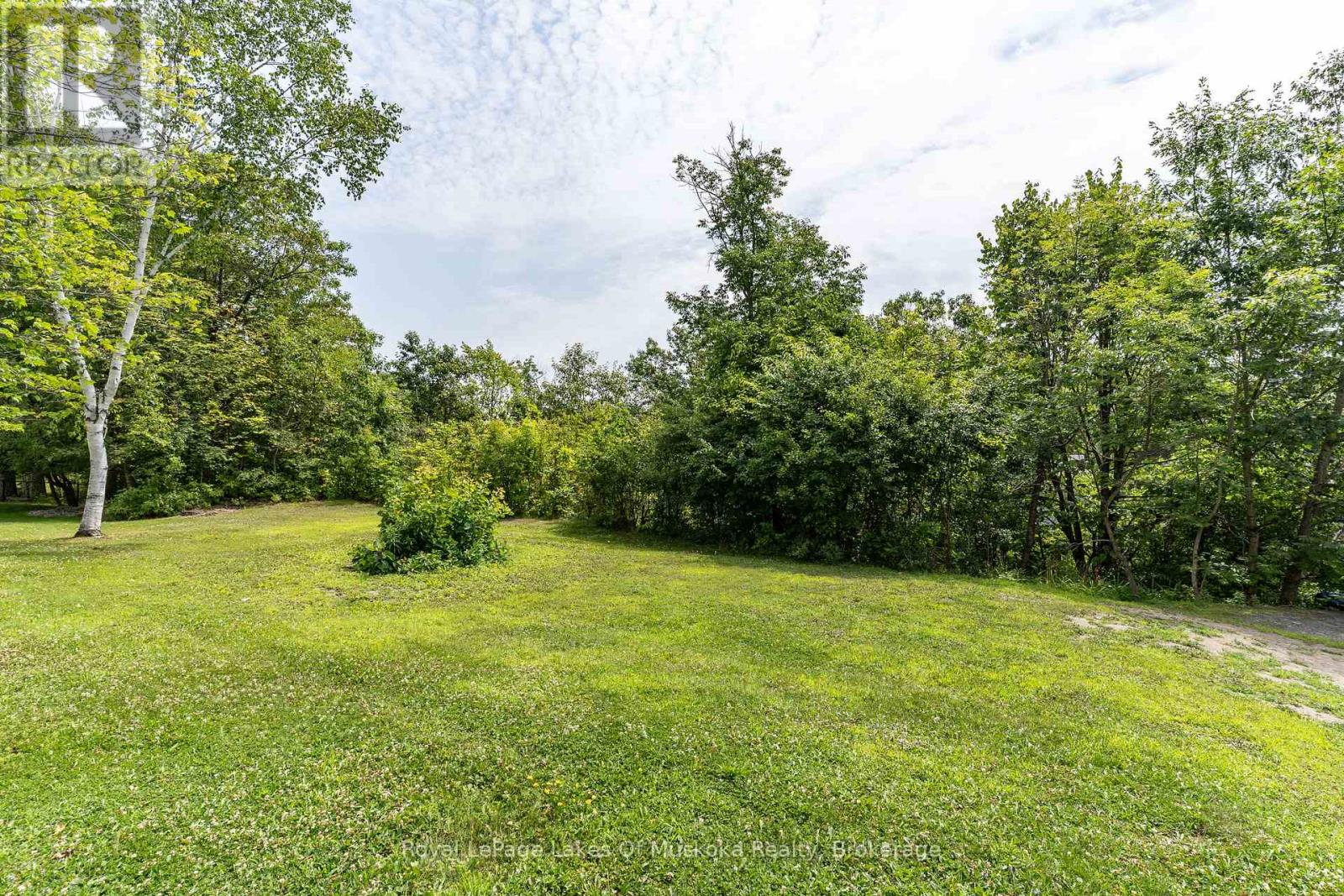 Photo 34 of 11 26 Herman Avenue, Huntsville ON