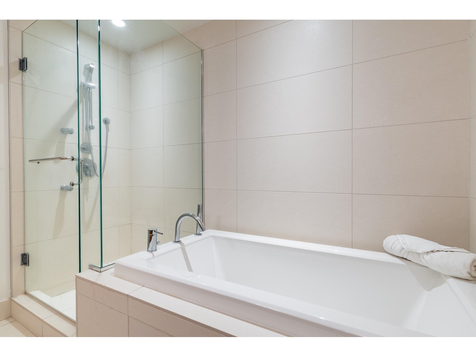 Photo 6 of 301 1473 Johnston Road, White Rock BC