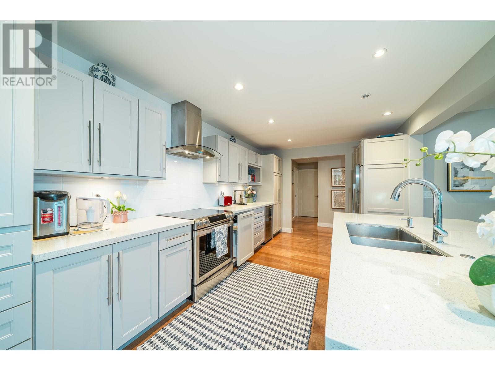 18 2214 FOLKESTONE WAY, West Vancouver