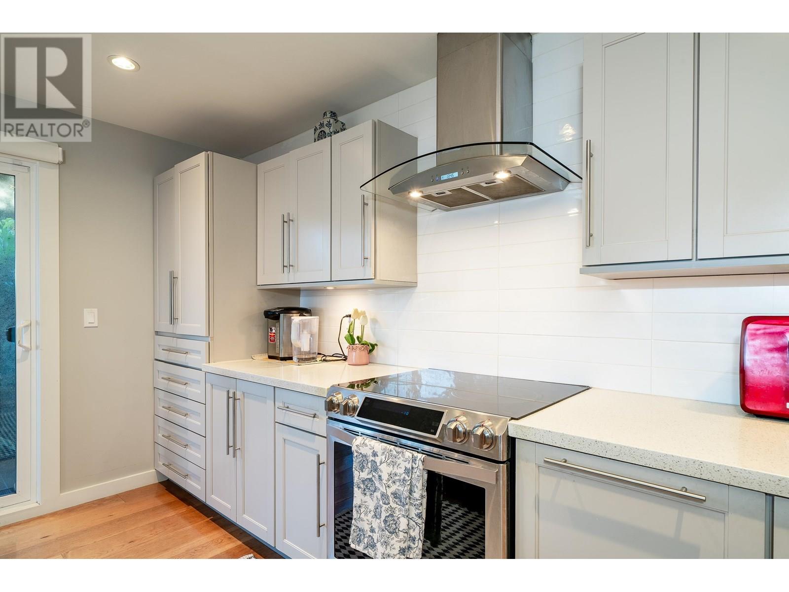 18 2214 FOLKESTONE WAY, West Vancouver