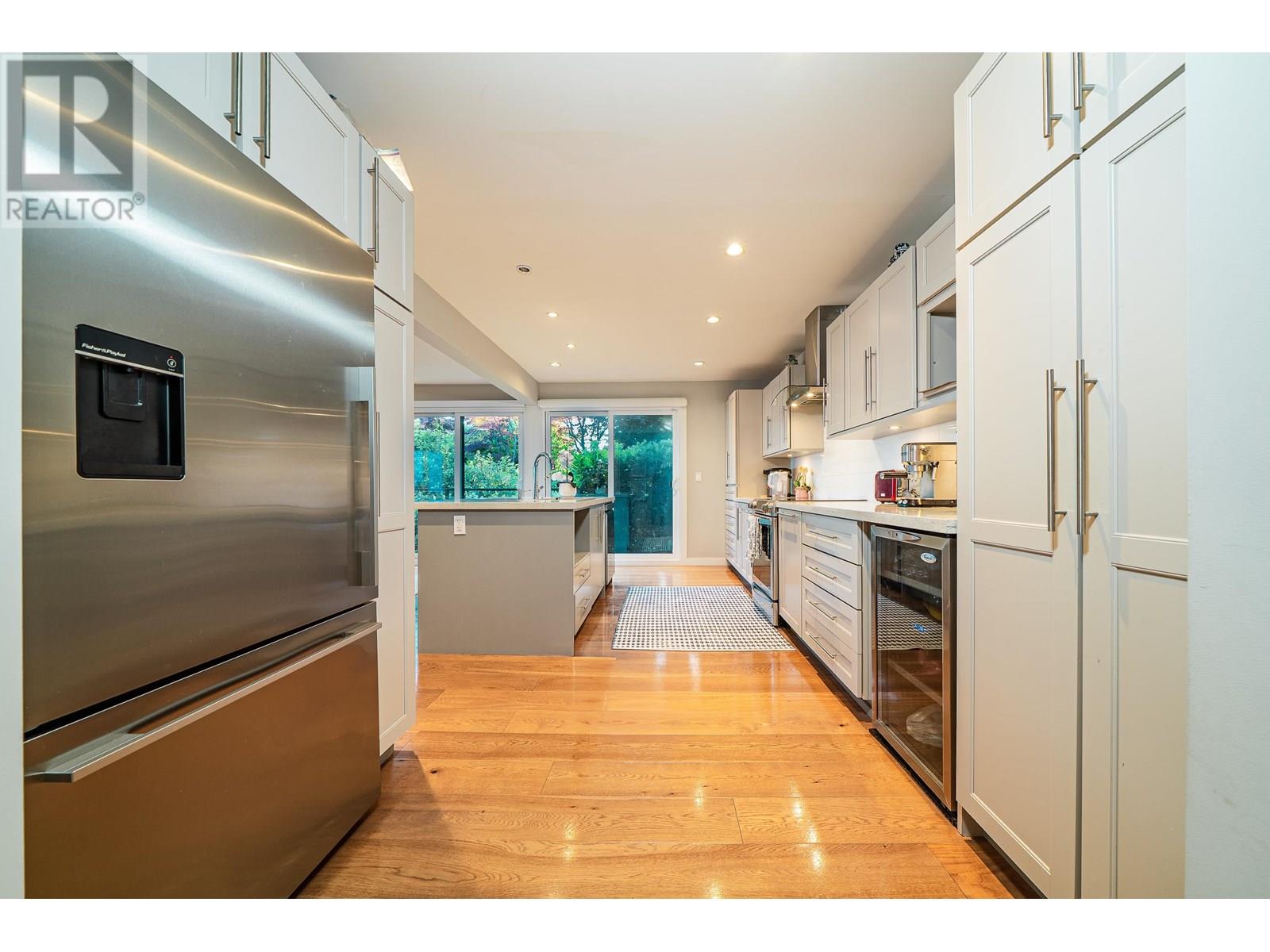 18 2214 FOLKESTONE WAY, West Vancouver