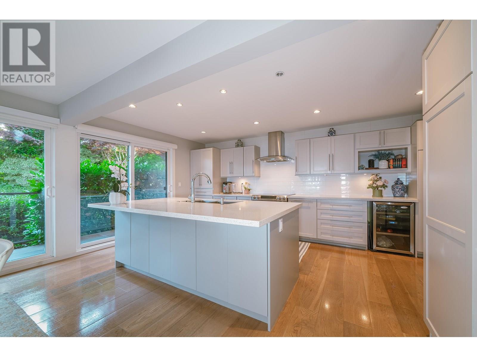 18 2214 FOLKESTONE WAY, West Vancouver