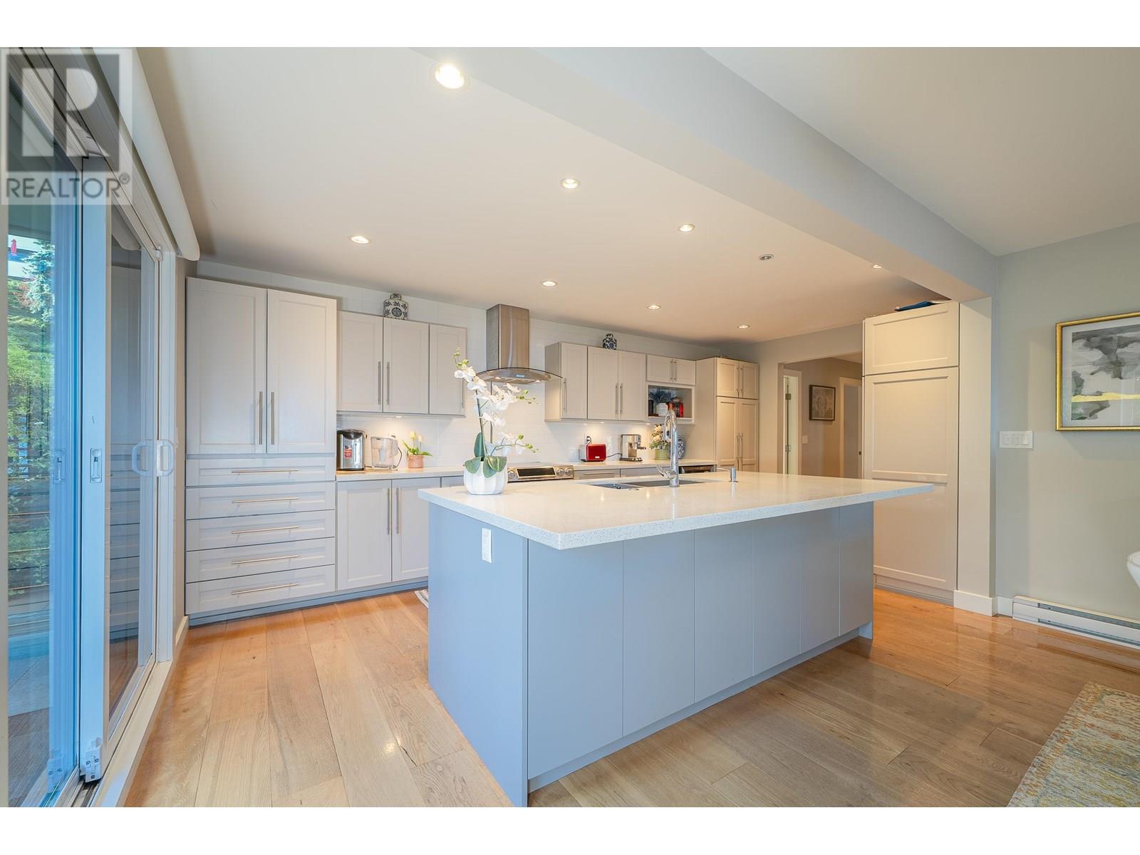 18 2214 FOLKESTONE WAY, West Vancouver