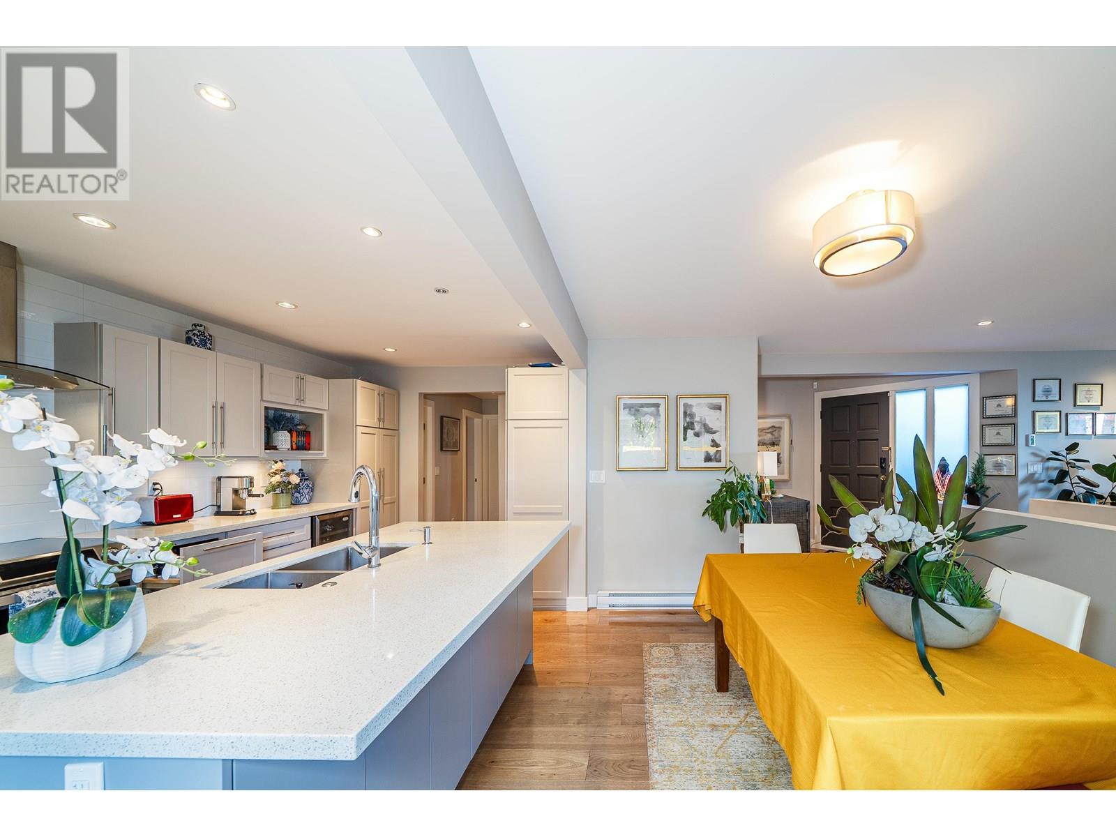 18 2214 FOLKESTONE WAY, West Vancouver